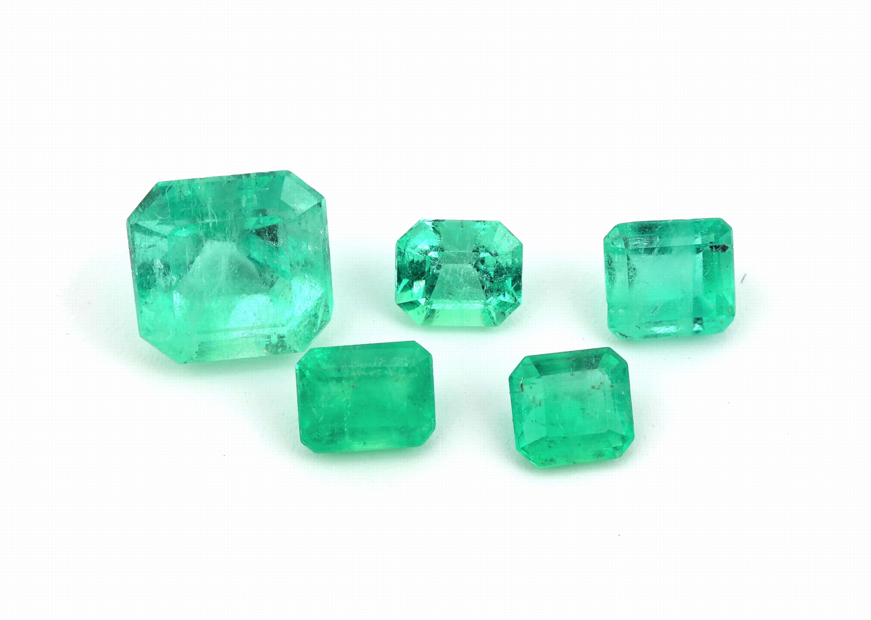 Lot 5 lose kolumbianische Smaragde, zus. ca. 5.07 ct, oktogonale Treppenschliffe in versch. Grössen
