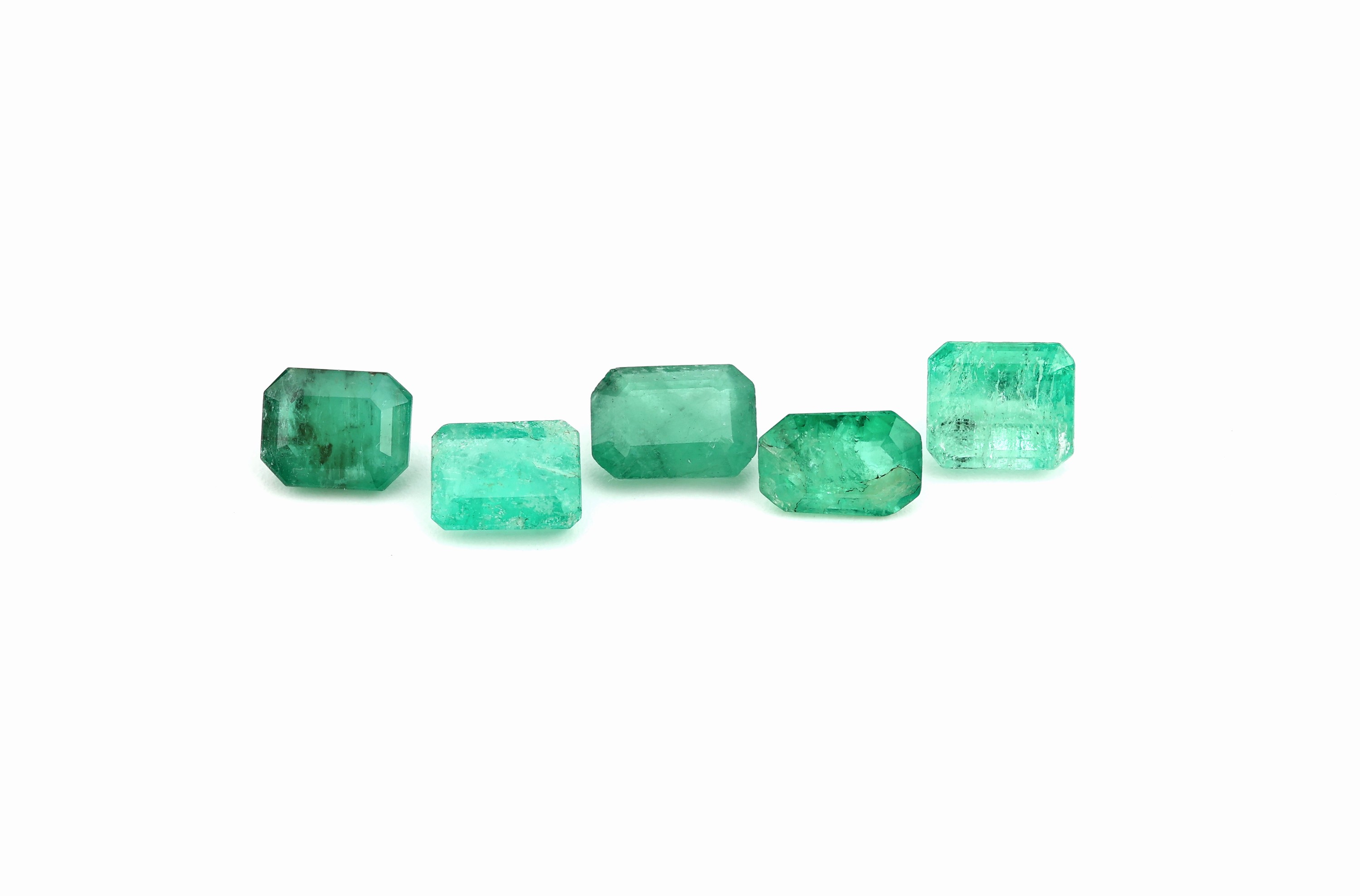 Lot 5 lose Smaragde, zus. ca. 4.02 ct, oktogonale Treppenschliffe in versch. Grössen