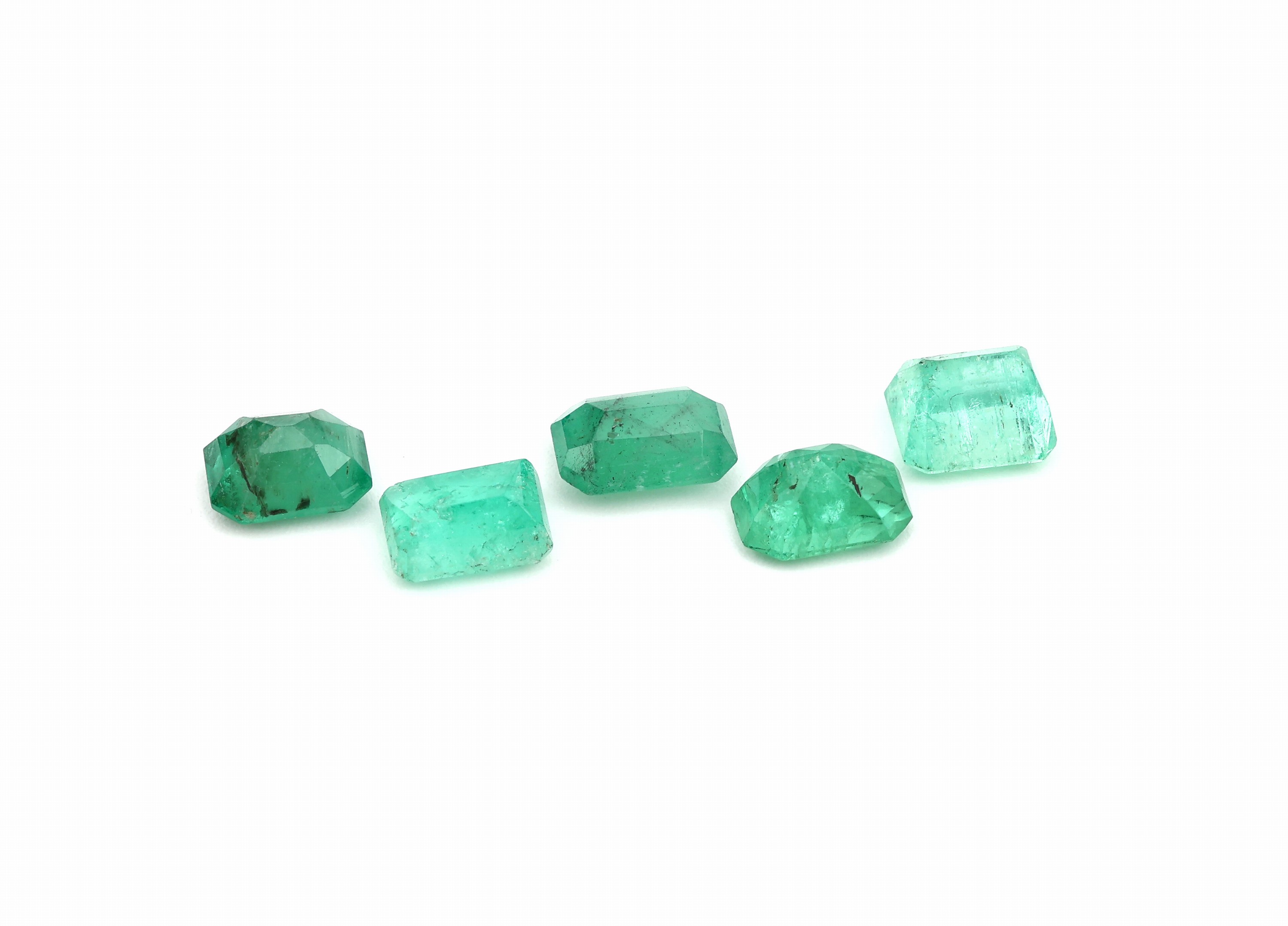 Detail a: Lot 5 lose Smaragde, zus. ca. 4.02 ct, oktogonale Treppenschliffe in versch. Grössen