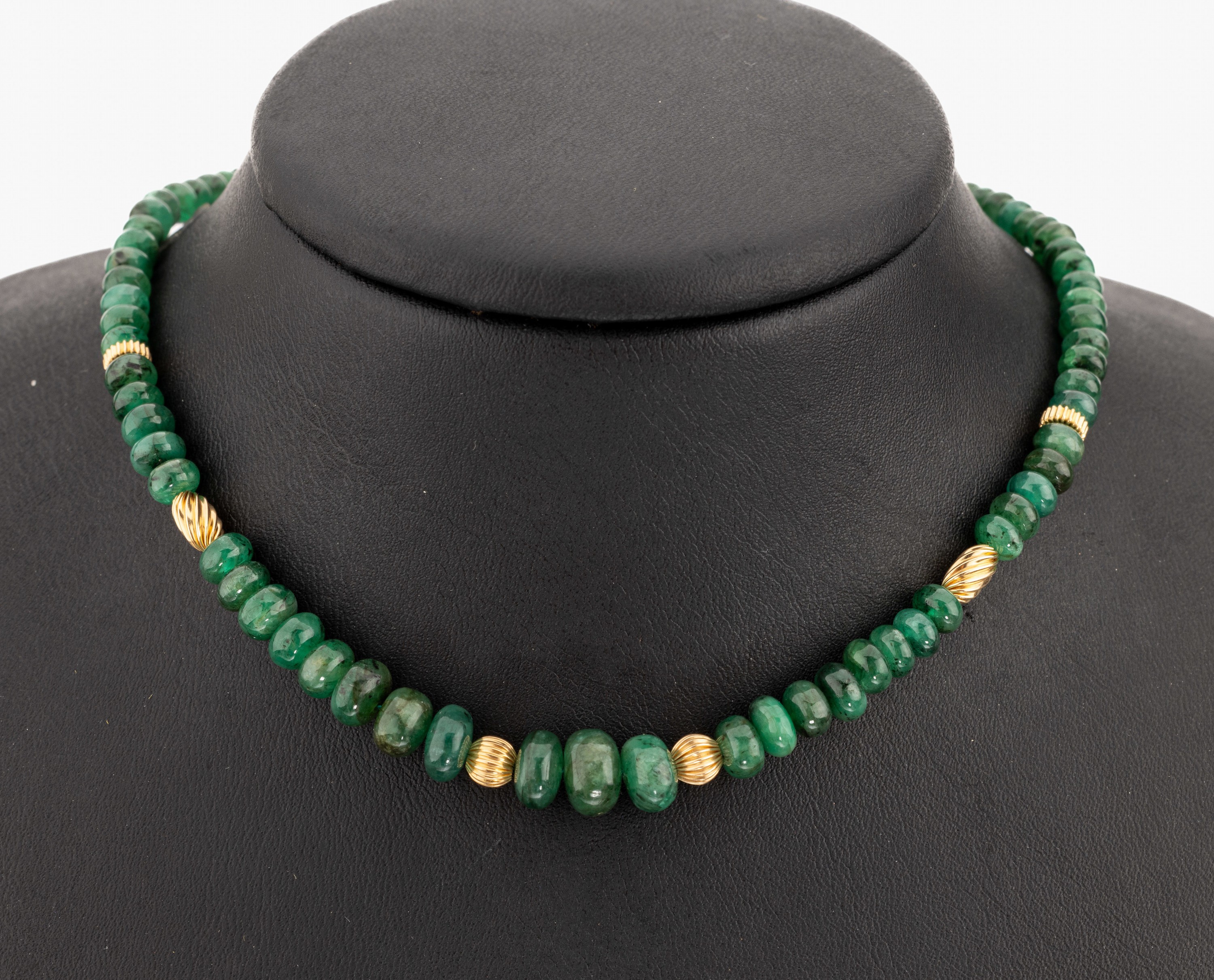 Smaragd-Collier mit 14 kt Gold Schliesse und Zwischengliedern, GG 585/000, im Verlauf Smaragd-Linsen, D. ca. 3.4-8.7 mm, L. ca. 43 cm, ...