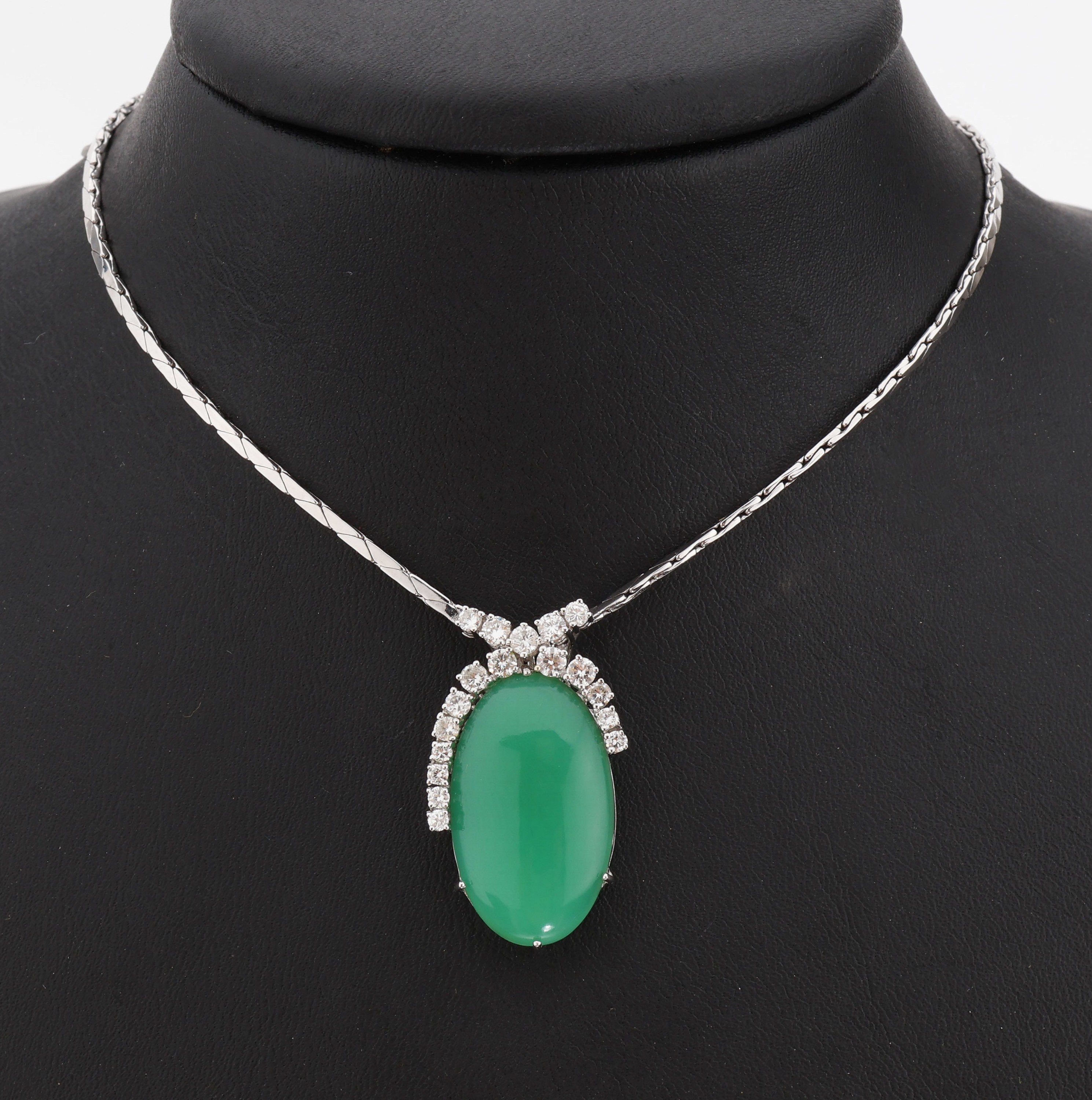 14 kt Gold Chrysopras-Brillant-Collier, WG 585/000, Mittelteil mit ovalem Chrysopras-Cabochon ca. 8.0 ct, 19 Brillanten zus. ca. 0.84 ct Weiss/si, ...
