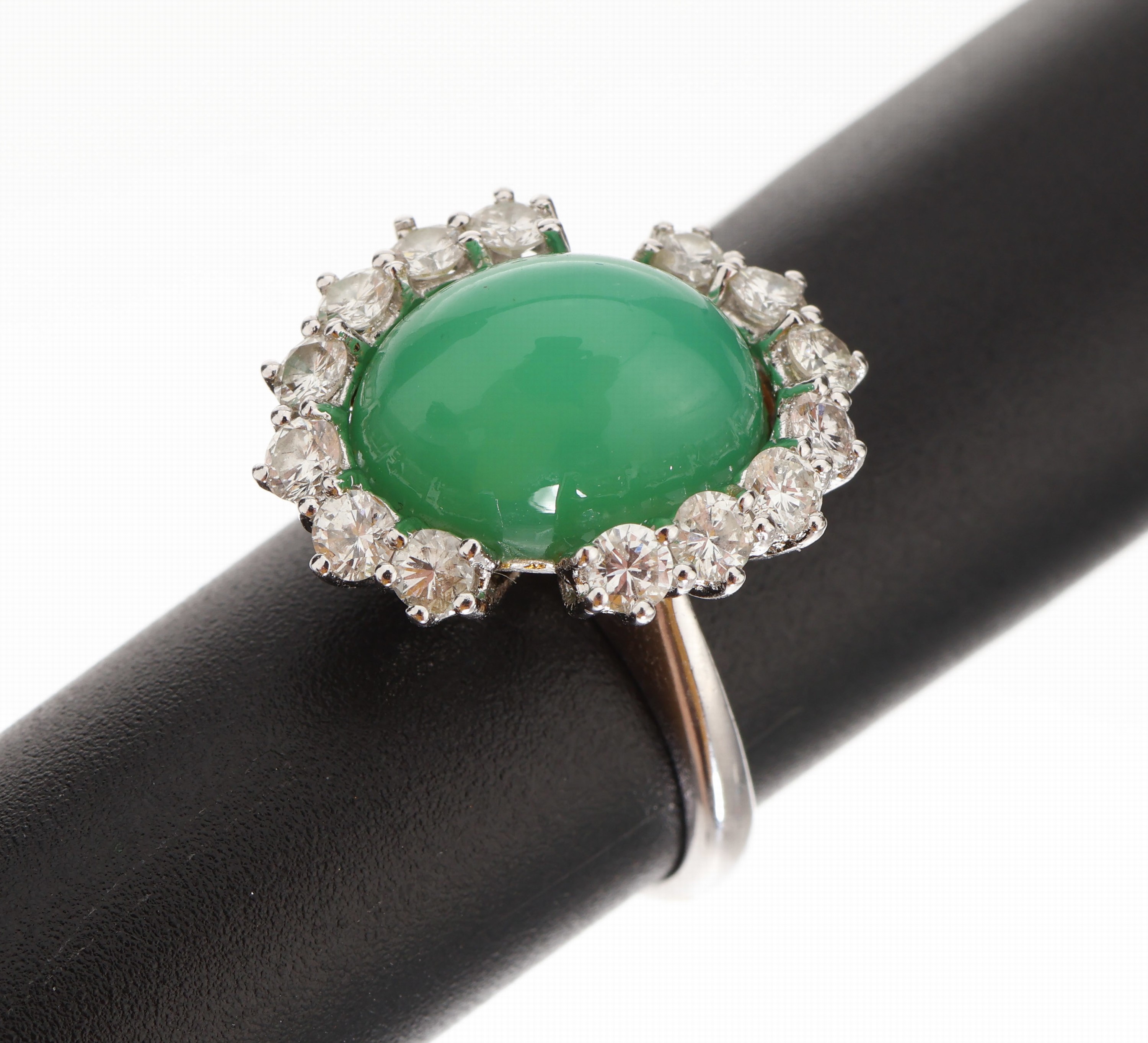 14 kt Gold Chrysopras-Brillant-Ring, WG 585/000, ovaler Chrysopras-Cabochon ca. 5.00 ct, 14 Brillanten zus. ca. 0.84 ct (grav.) Weiss-get. Weiss/si, ...