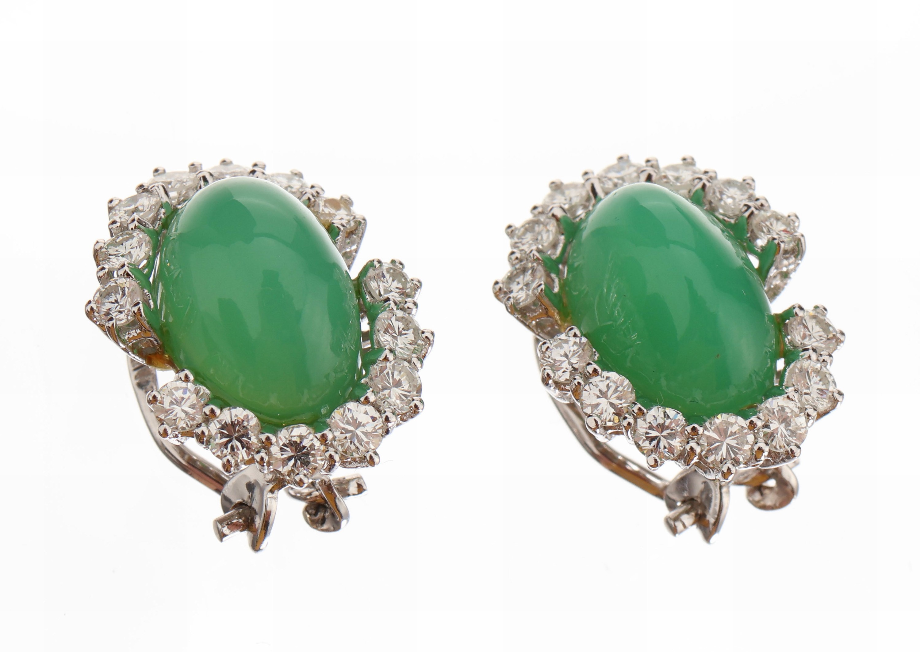 Paar 14 kt Gold Chrysopras-Brillant-Ohrclips, WG 585/000, 2 ovale Chrysopras-Cabochons zus. ca. 10.0 ct, 28 Brillanten zus. ca. 0.84 ct (grav.) ...