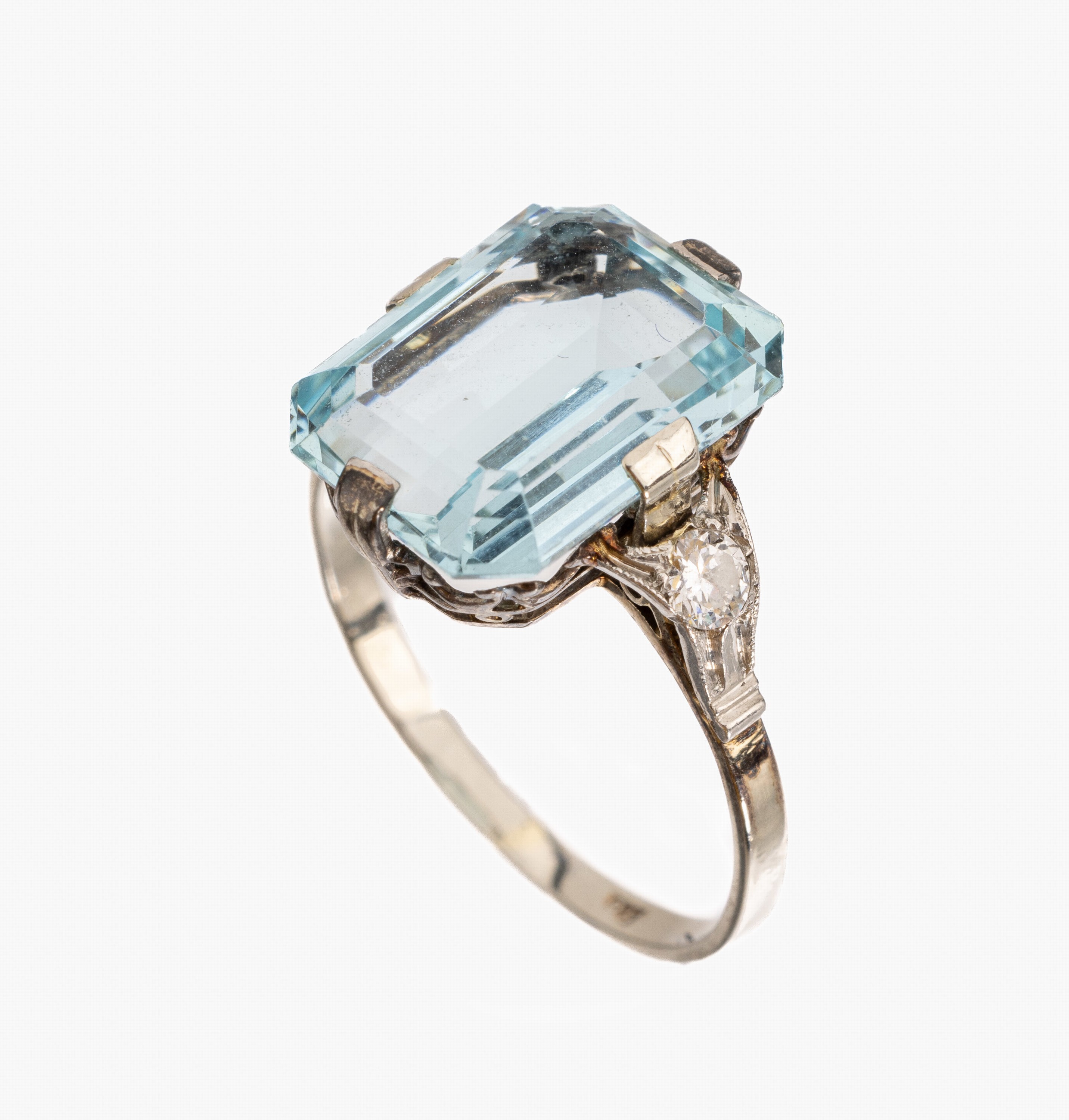 14 kt Gold Aquamarin-Diamant-Ring, um 1920, WG 585/000, mittig Aquamarin im Treppenschliff ca. 3.0 ct, Ringschultern mit 2 Altschliffdiamanten zus. ...