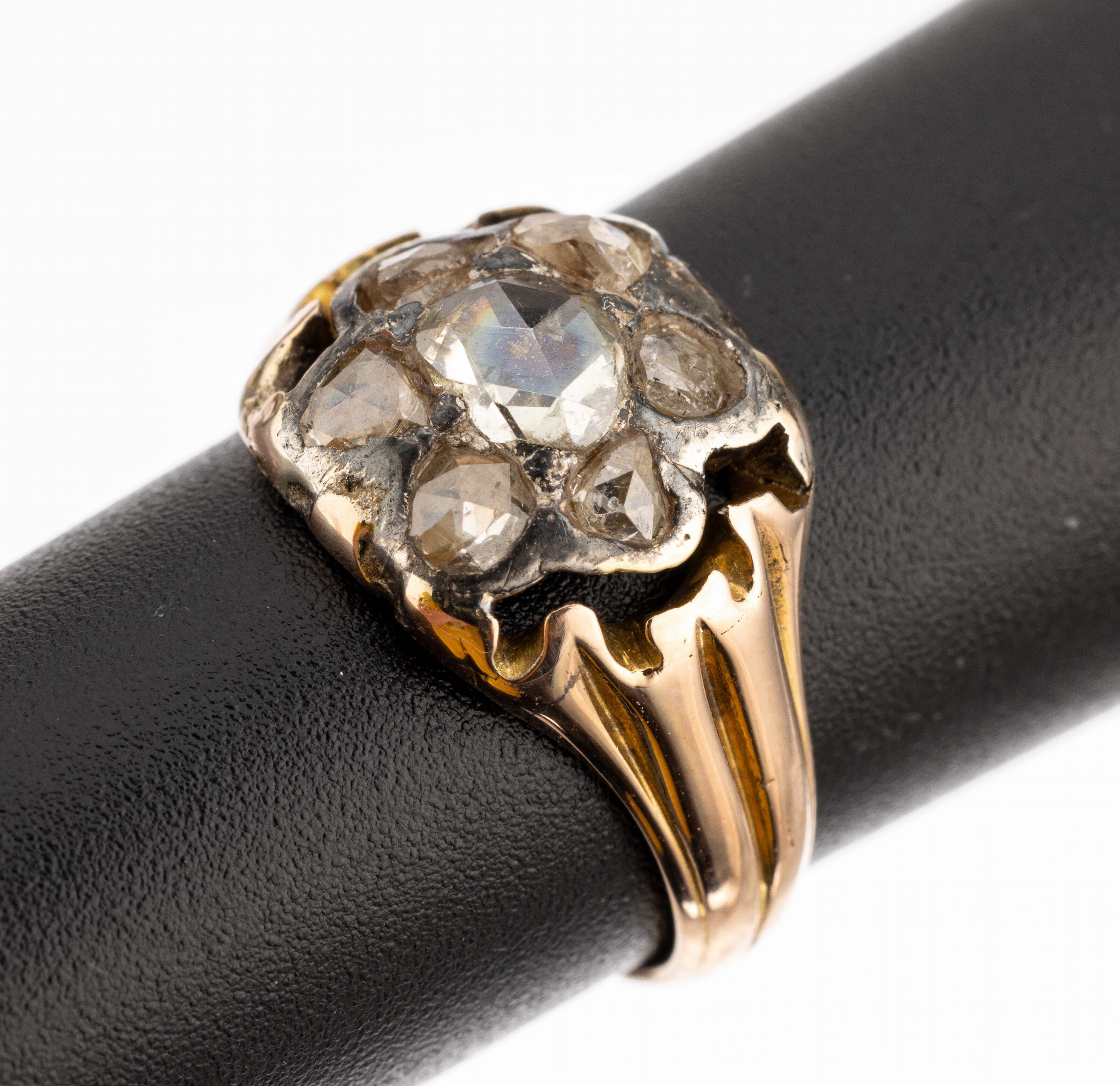 14 kt Gold Diamant-Ring, um 1890, GG 585/000, 7 Diamantrosen zus. ca. 0.40 ct get. Weiss-Getönt/p1, in Silber gefasst, Mittelteil um 1830/40, RW ...