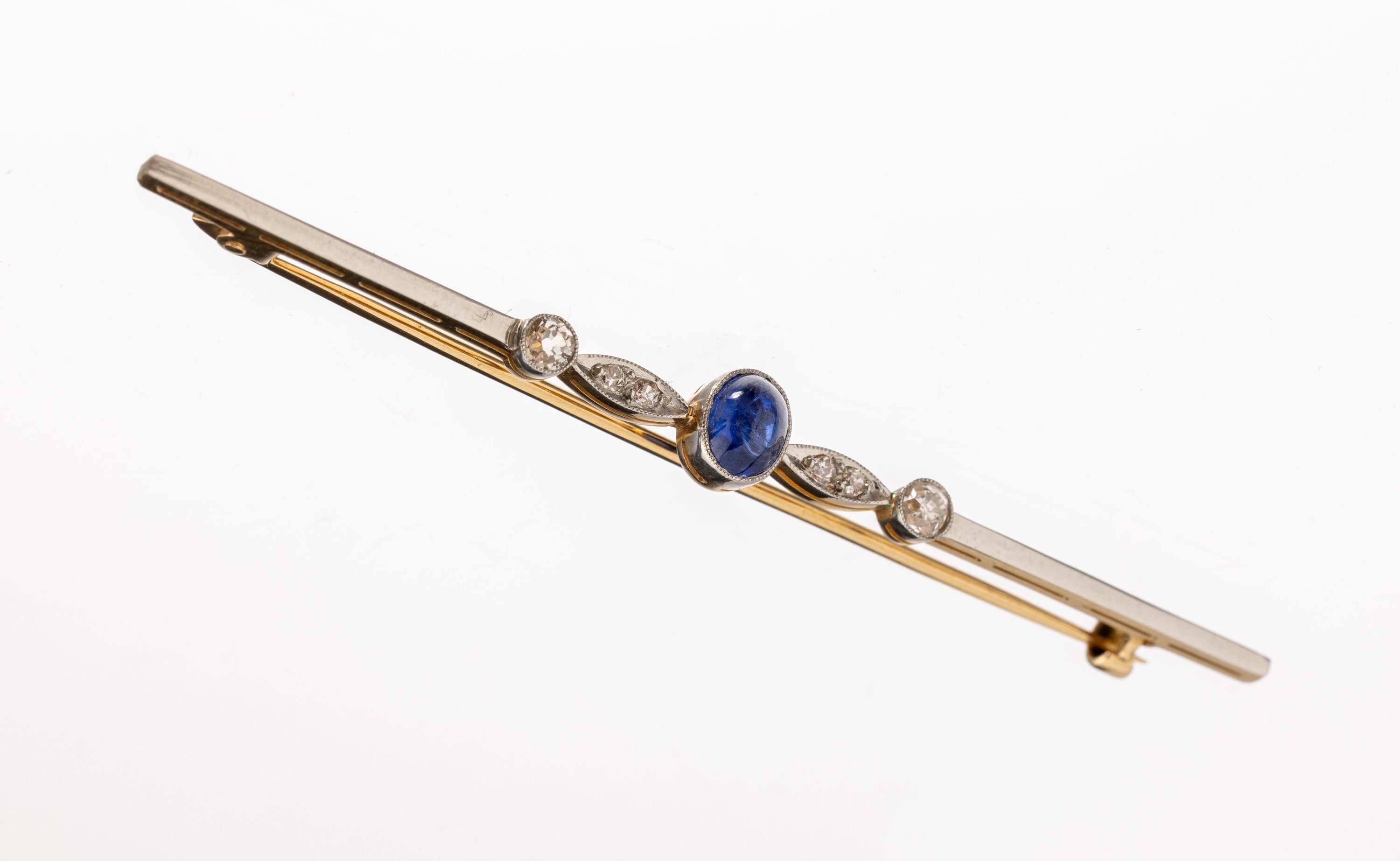 18 kt Gold Saphir-Diamant-Brosche, um 1900, GG 750/000 gepr., schauseitig Platin, L. ca. 6.5 cm, mittig ovaler Saphir-Cabochon ca. 0.40 ct, 6 ...