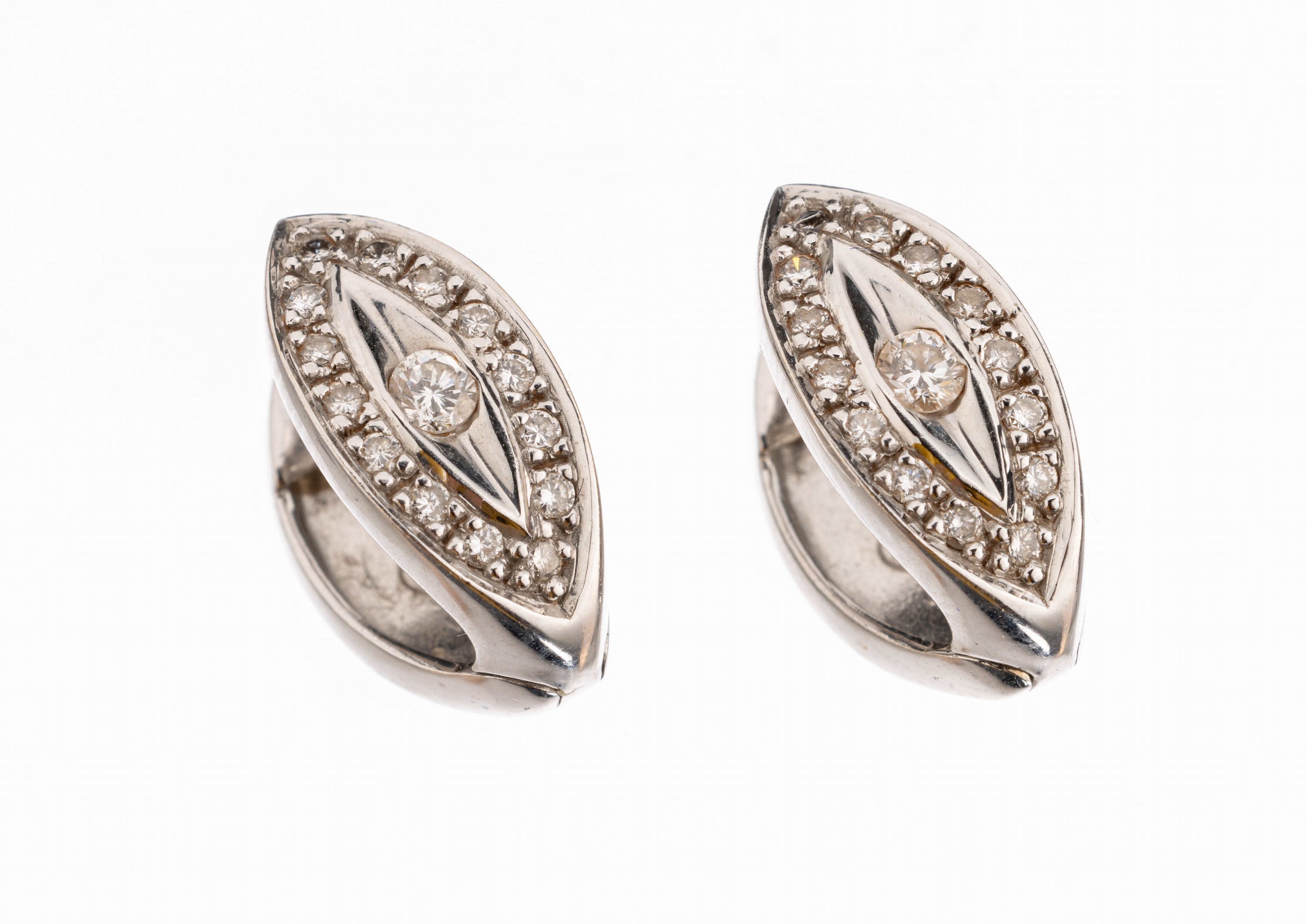Paar 18 kt Gold Brillant-Ohrcreolen, WG 750/000, 30 Brillanten zus. ca. 0.24 ct Weiss/si, 1 Stein besch., ca. 5.4 g