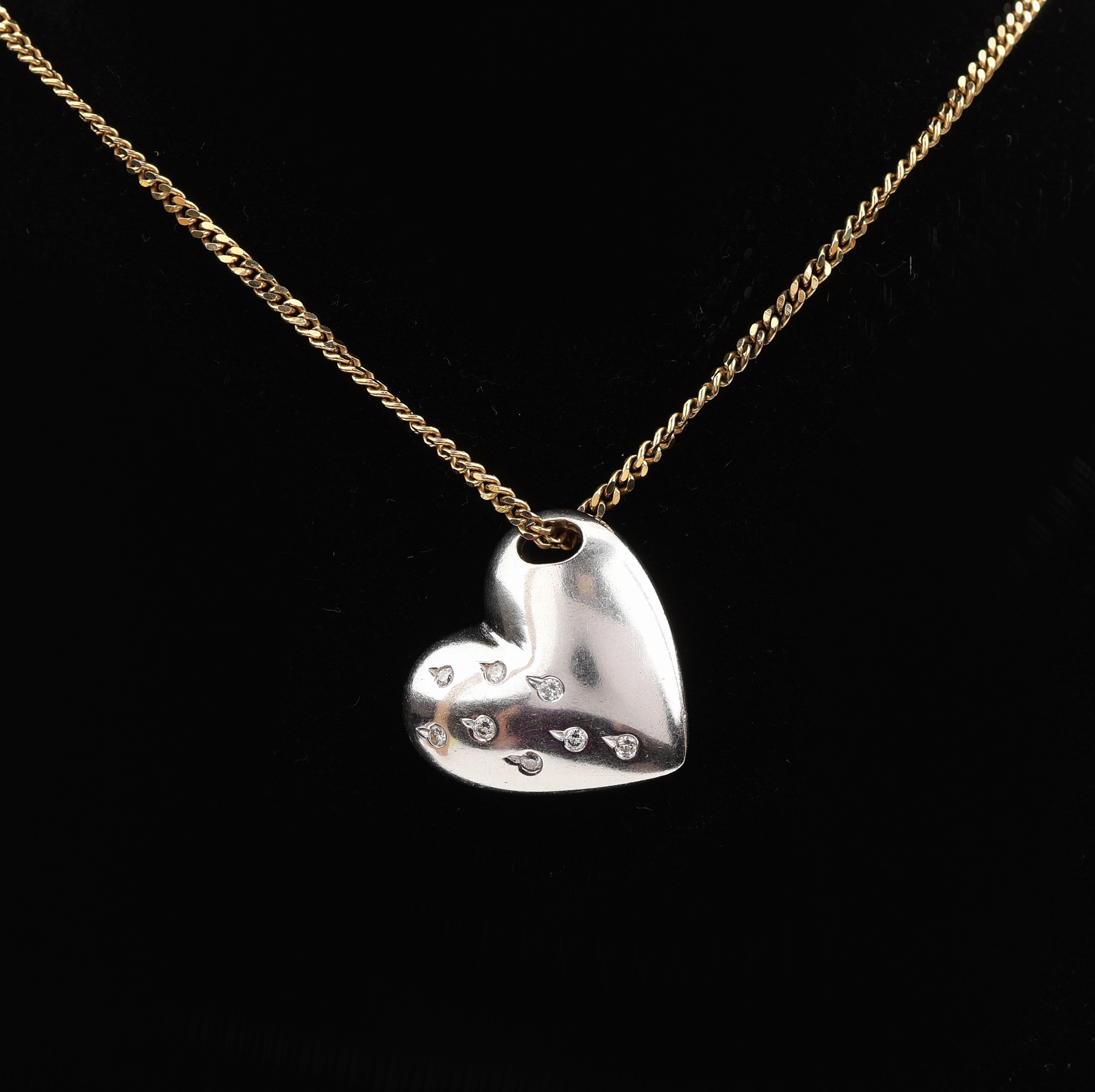 Detail a: 14 kt Gold Brillant-Herzanhänger, GG/WG 585/000 gepr., 1 Seite GG mit 8 Brillanten zus. ca. 0.08 ct Weiß/si, 1 Seite WG 8 Brillanten zus. ca. 0.08 ...