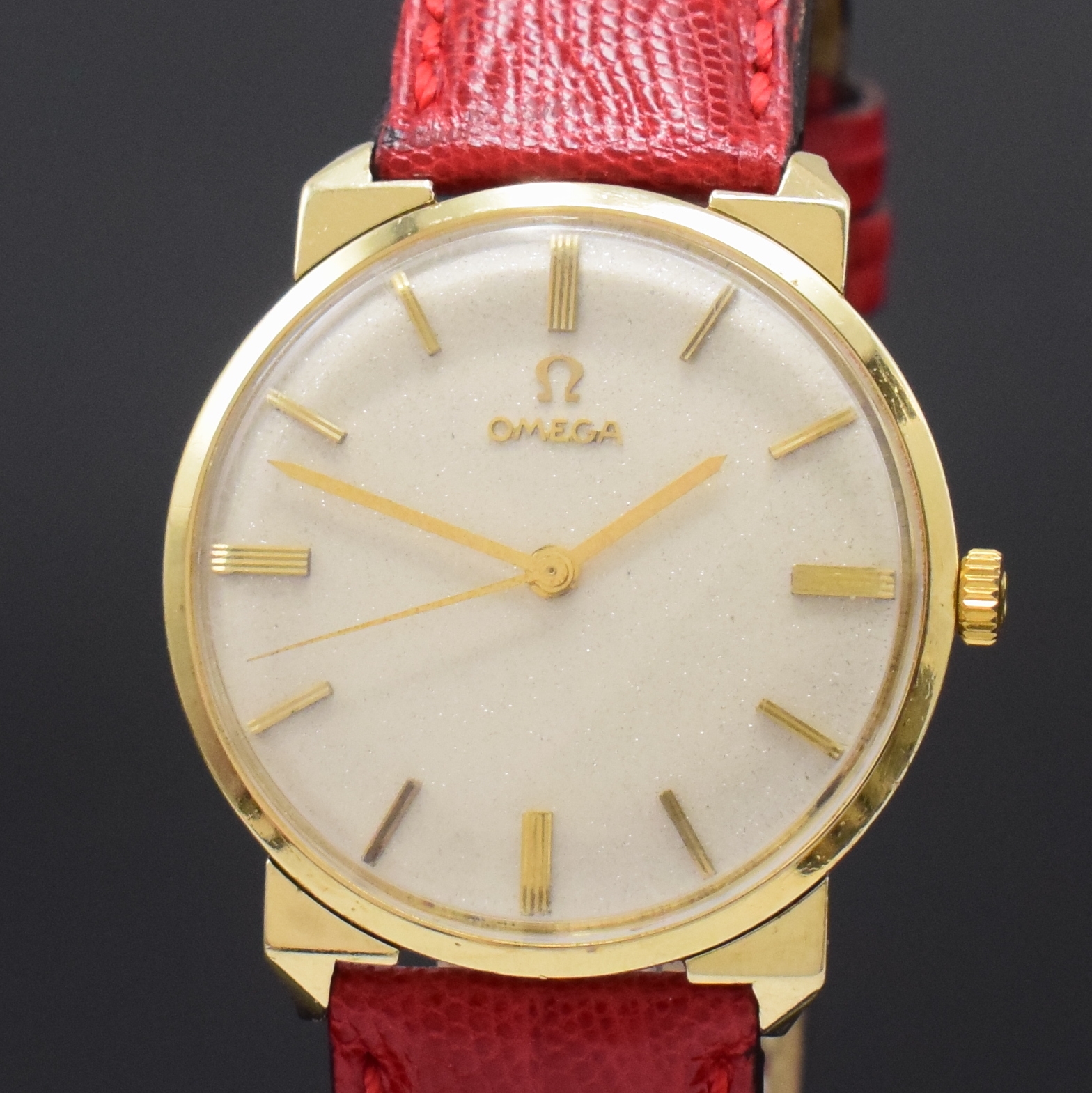 Detail a: OMEGA Herrenarmbanduhr in GG 585/000 Referenz P6587, Handaufzug, Schweiz / USA um 1966, Monocogue-Geh., Glasrand aufgedr., Boden m. Widmungsgravur, ...