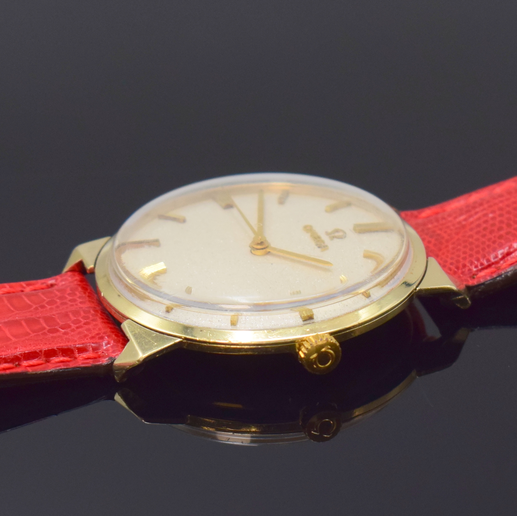 Detail b: OMEGA Herrenarmbanduhr in GG 585/000 Referenz P6587, Handaufzug, Schweiz / USA um 1966, Monocogue-Geh., Glasrand aufgedr., Boden m. Widmungsgravur, ...