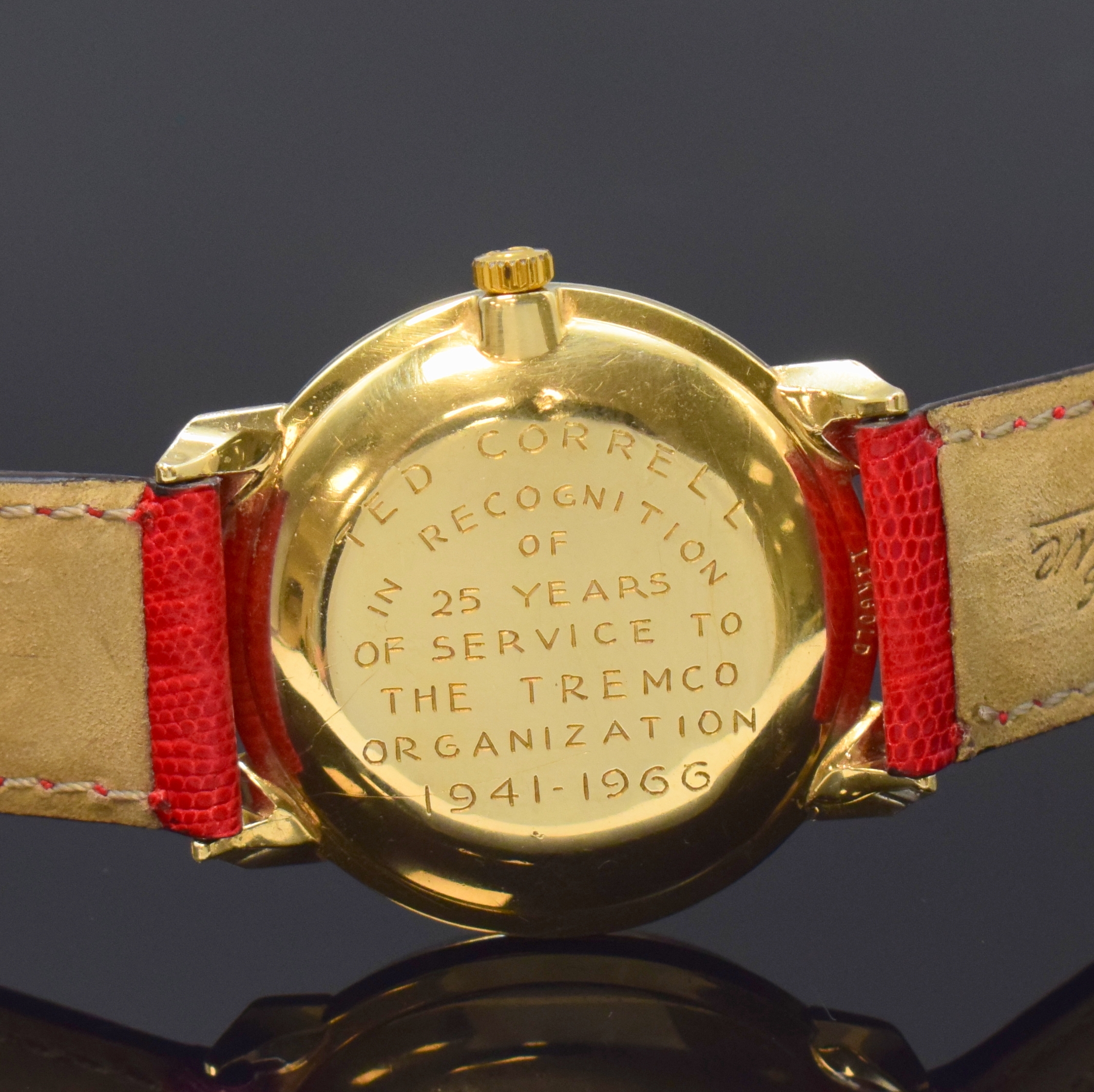 Detail c: OMEGA Herrenarmbanduhr in GG 585/000 Referenz P6587, Handaufzug, Schweiz / USA um 1966, Monocogue-Geh., Glasrand aufgedr., Boden m. Widmungsgravur, ...