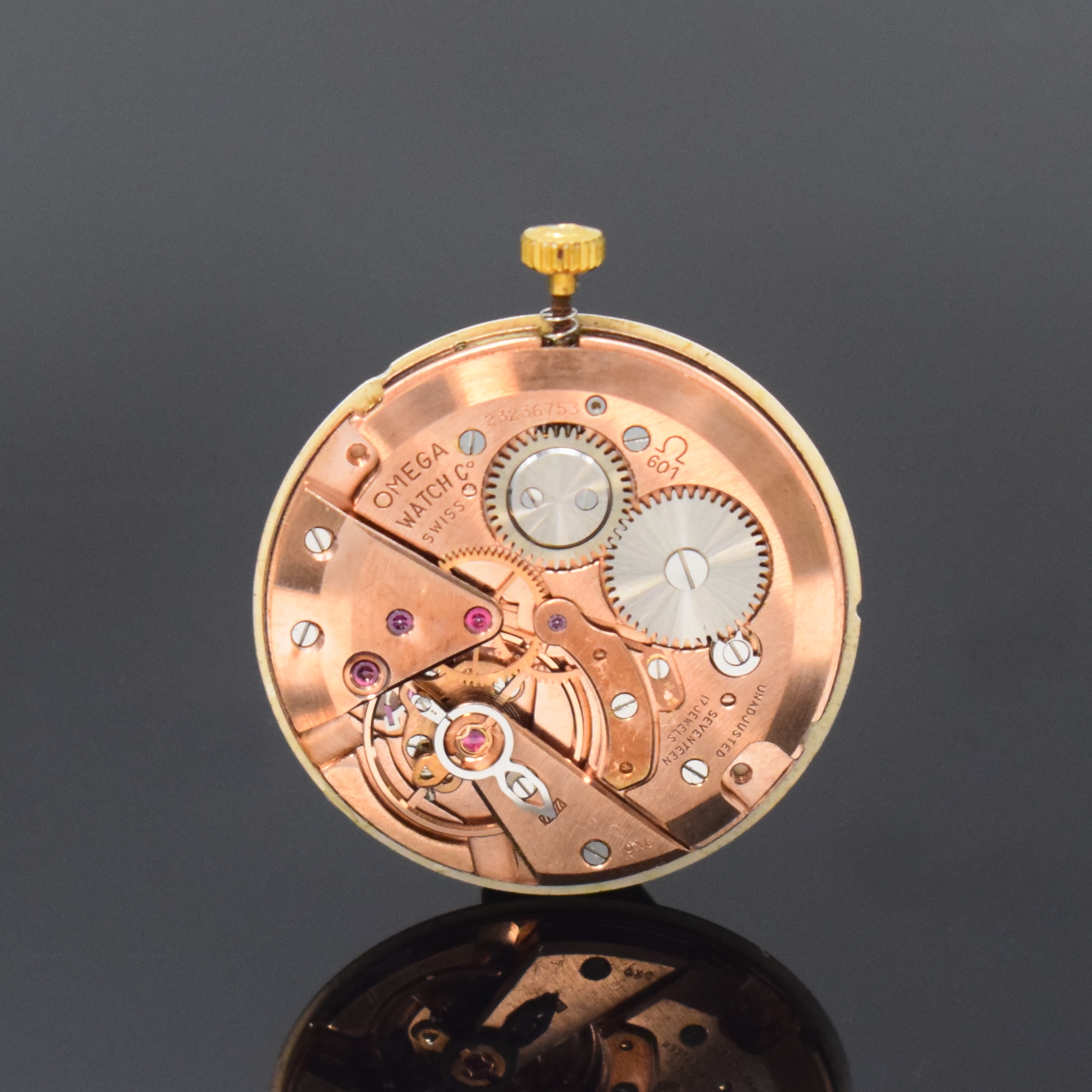 Detail e: OMEGA Herrenarmbanduhr in GG 585/000 Referenz P6587, Handaufzug, Schweiz / USA um 1966, Monocogue-Geh., Glasrand aufgedr., Boden m. Widmungsgravur, ...