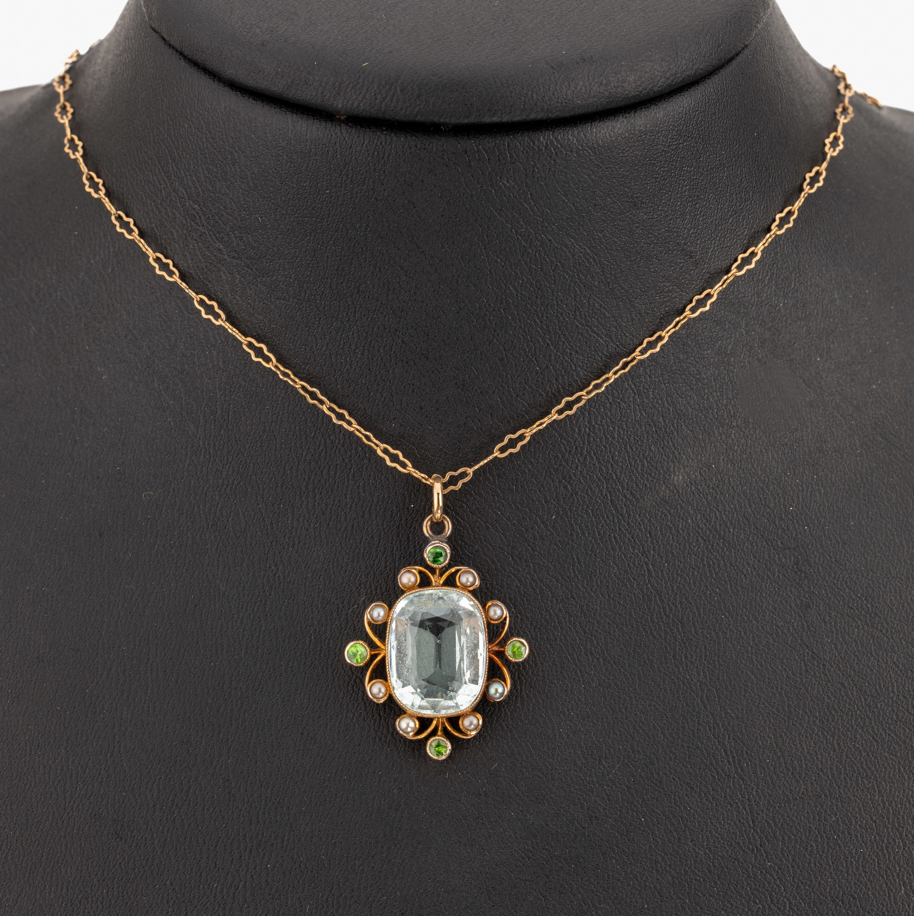 9 kt Gold Farbstein-Perl-Anhänger, GG 375/000, England um 1900, mittig facett. Aquamarin ca. 5.0 ct, 4 rundfacett. Granate zus. ca. 0.10 ct, kl. ...