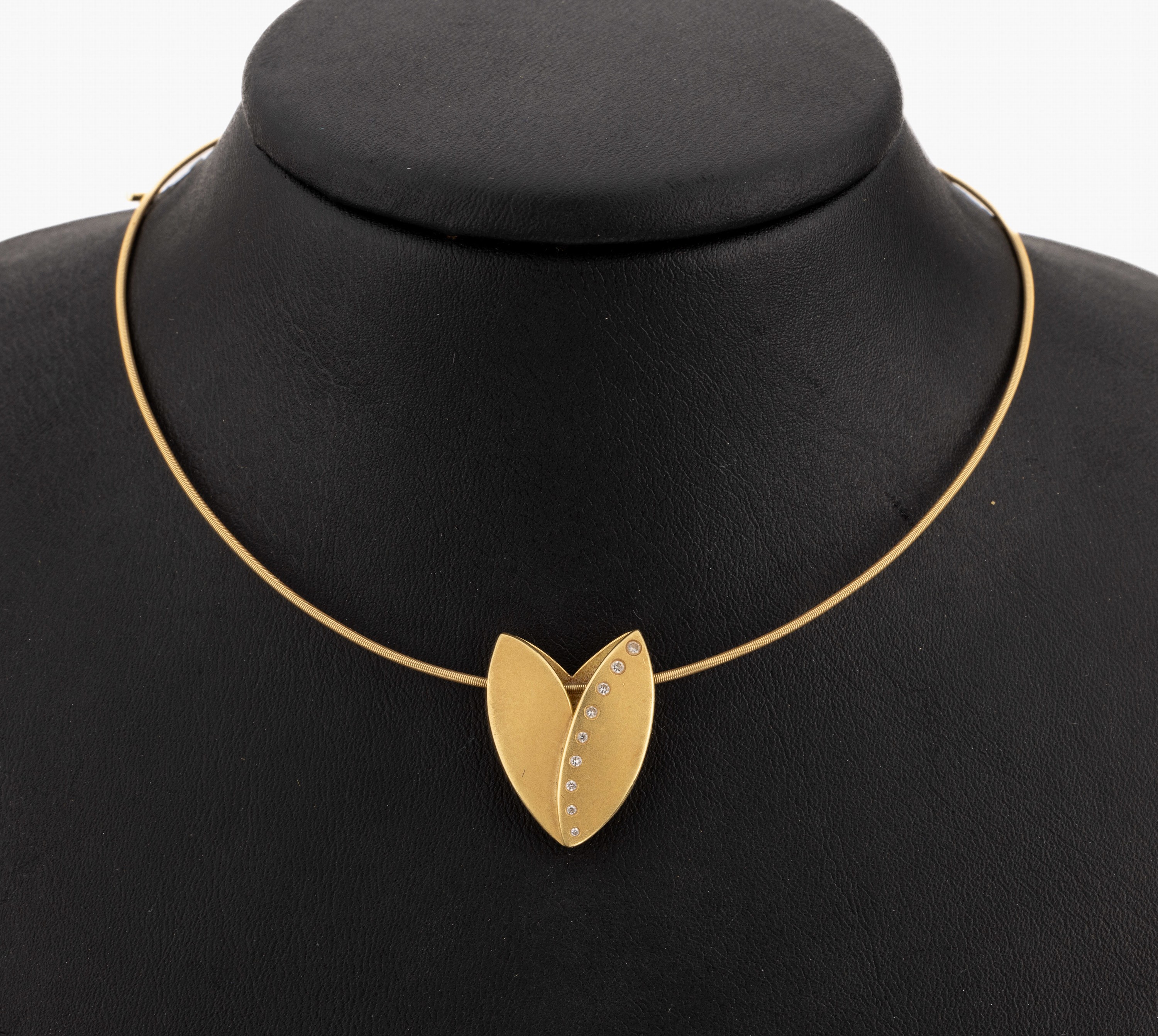 18 kt Gold Brillant-Anhänger, GG 750/000, sat., abstrakte Tulpenblüte, 9 Brillanten zus.ca. 0.05 ct Weiss/si, an NIESSING Halsreif, GG 750/000, L. ...