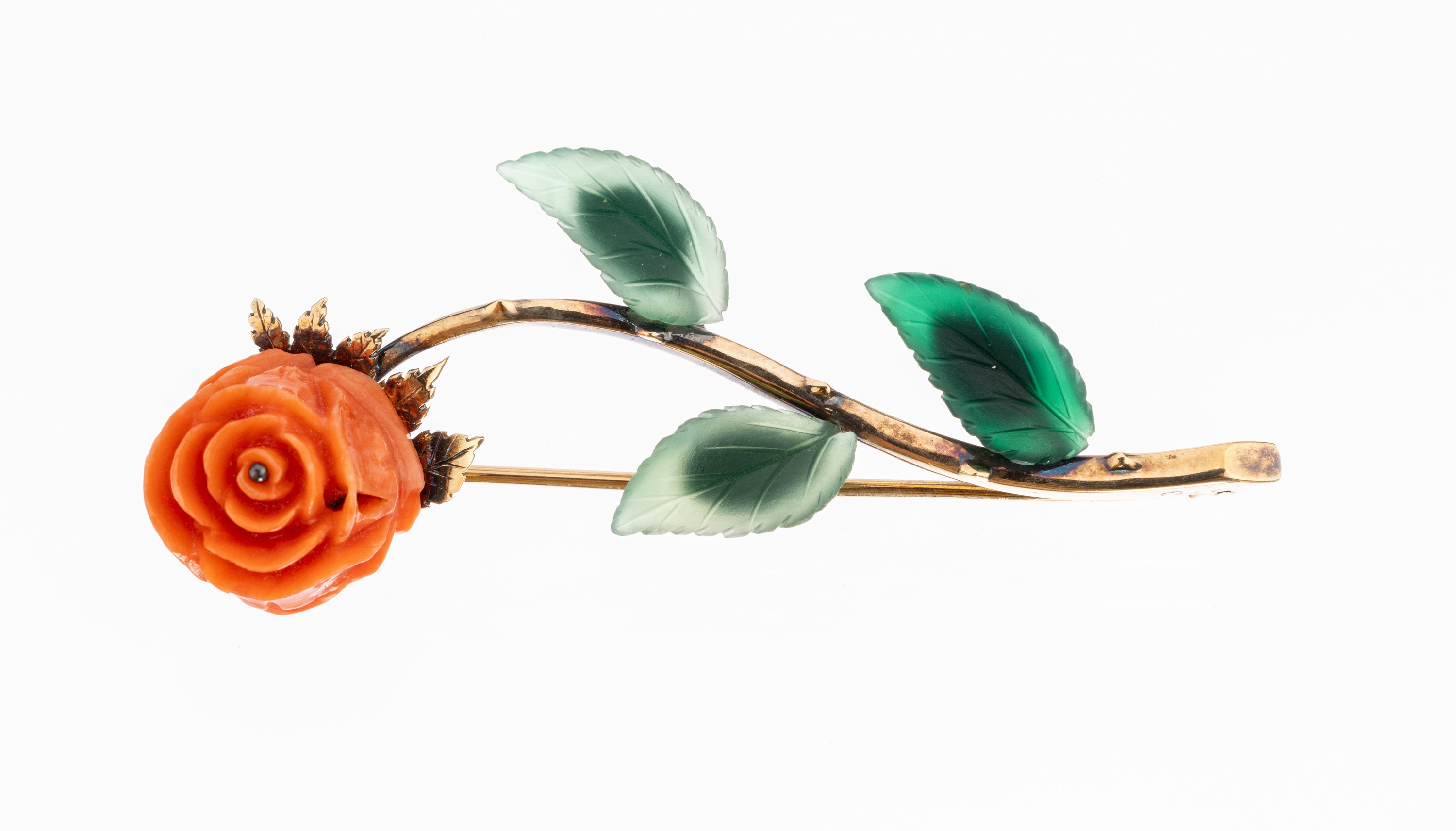14 kt Gold Brosche "Rose", GG 585/000 gepr., vollplastische Rosenblüte geschnitten aus Koralle, 3 Blätter aus Nephrit mattiert, L. ca. ...