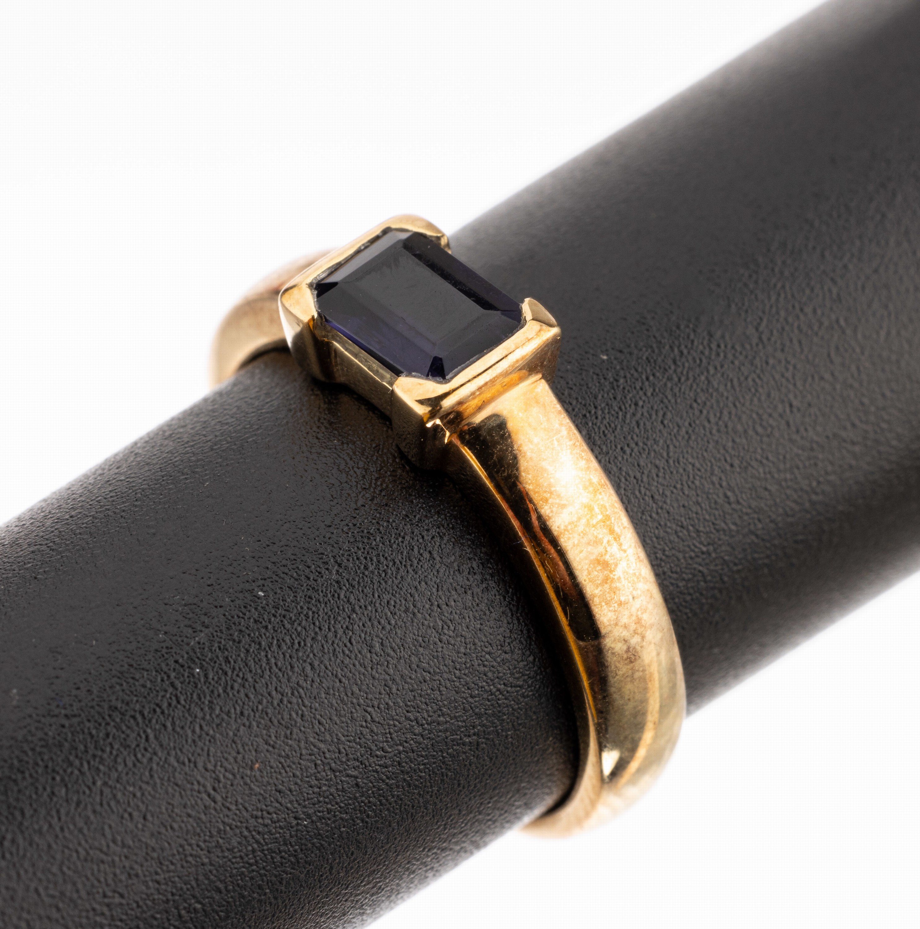 14 kt Gold Amethyst-Ring, GG 585/000, einzelner kl. dunkler Amethyst im Treppenschliff, RW 59, ca. 4.3 g