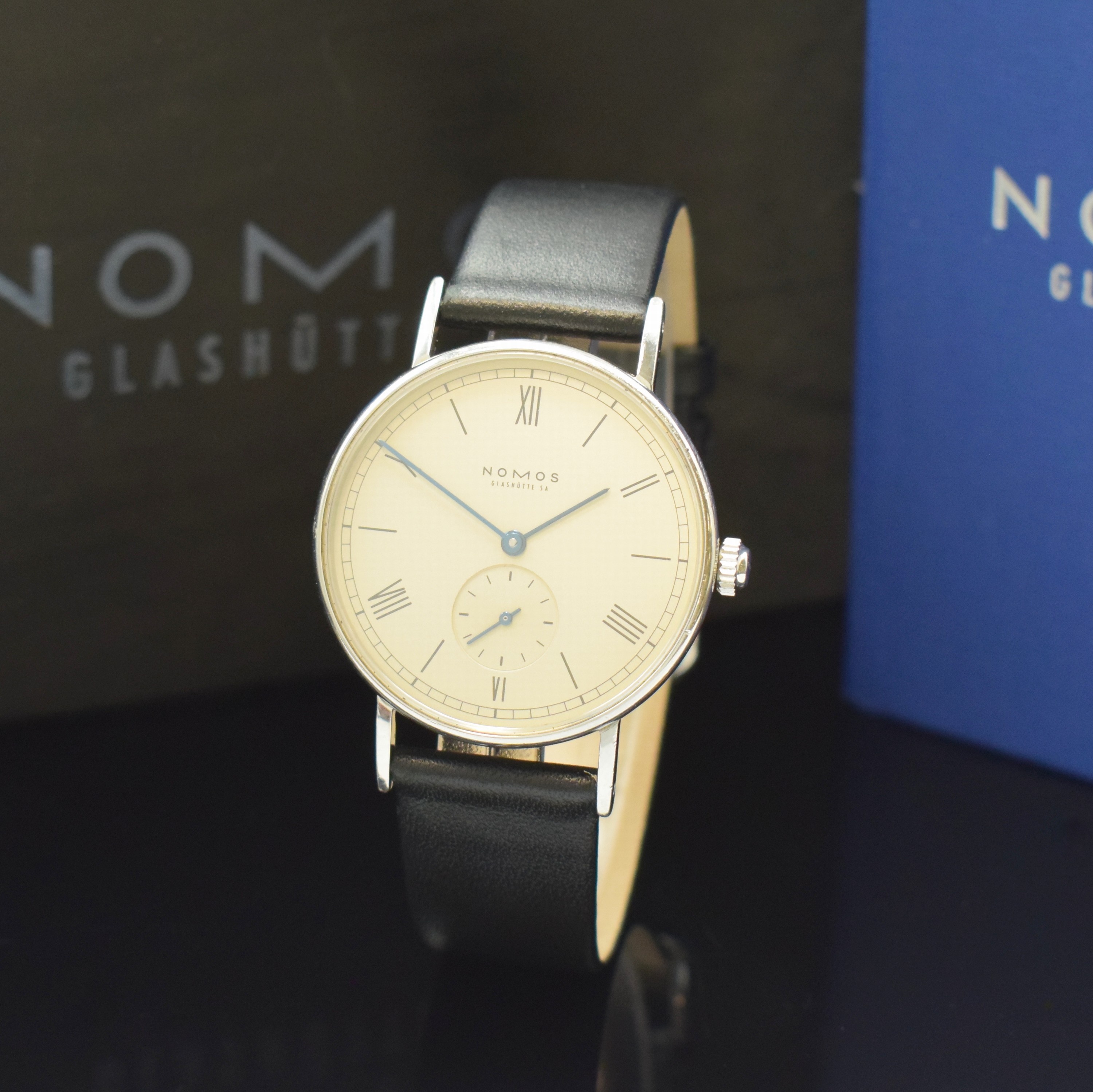 NOMOS Glashütte Herrenarmbanduhr Modell Ludwig, Handaufzug, Edelstahlgeh., Boden und Glasrand aufgedr., silb. Zifferbl. m. röm. Zahlen, schwarze ...