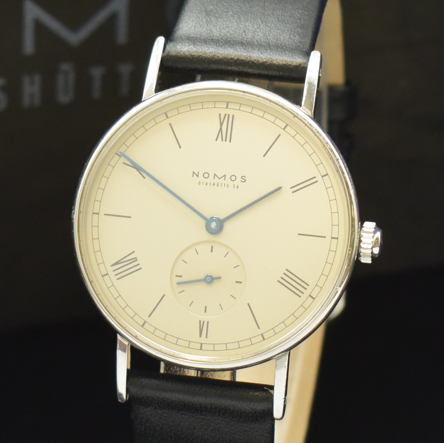 Detail a: NOMOS Glashütte Herrenarmbanduhr Modell Ludwig, Handaufzug, Edelstahlgeh., Boden und Glasrand aufgedr., silb. Zifferbl. m. röm. Zahlen, schwarze ...
