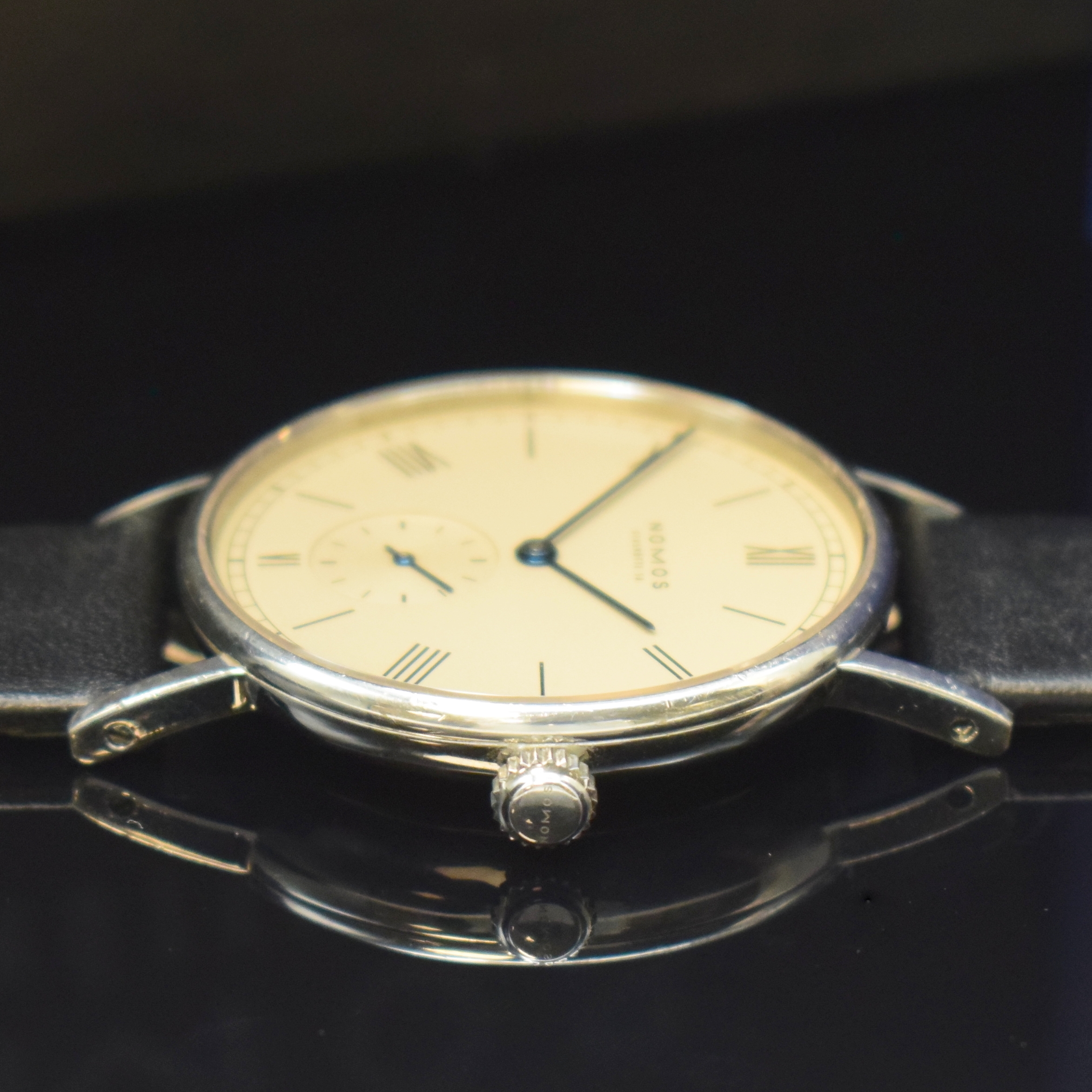 Detail b: NOMOS Glashütte Herrenarmbanduhr Modell Ludwig, Handaufzug, Edelstahlgeh., Boden und Glasrand aufgedr., silb. Zifferbl. m. röm. Zahlen, schwarze ...