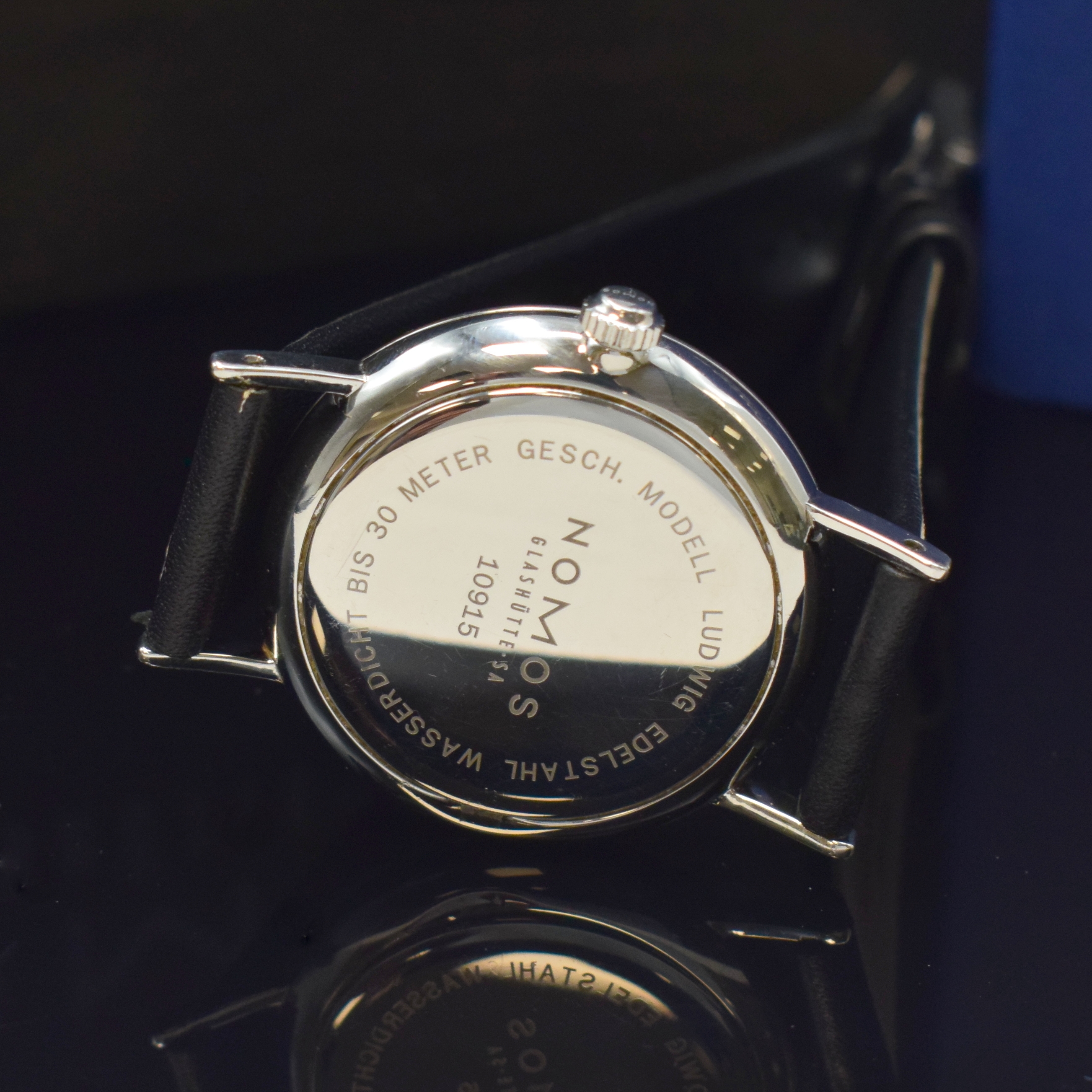 Detail c: NOMOS Glashütte Herrenarmbanduhr Modell Ludwig, Handaufzug, Edelstahlgeh., Boden und Glasrand aufgedr., silb. Zifferbl. m. röm. Zahlen, schwarze ...