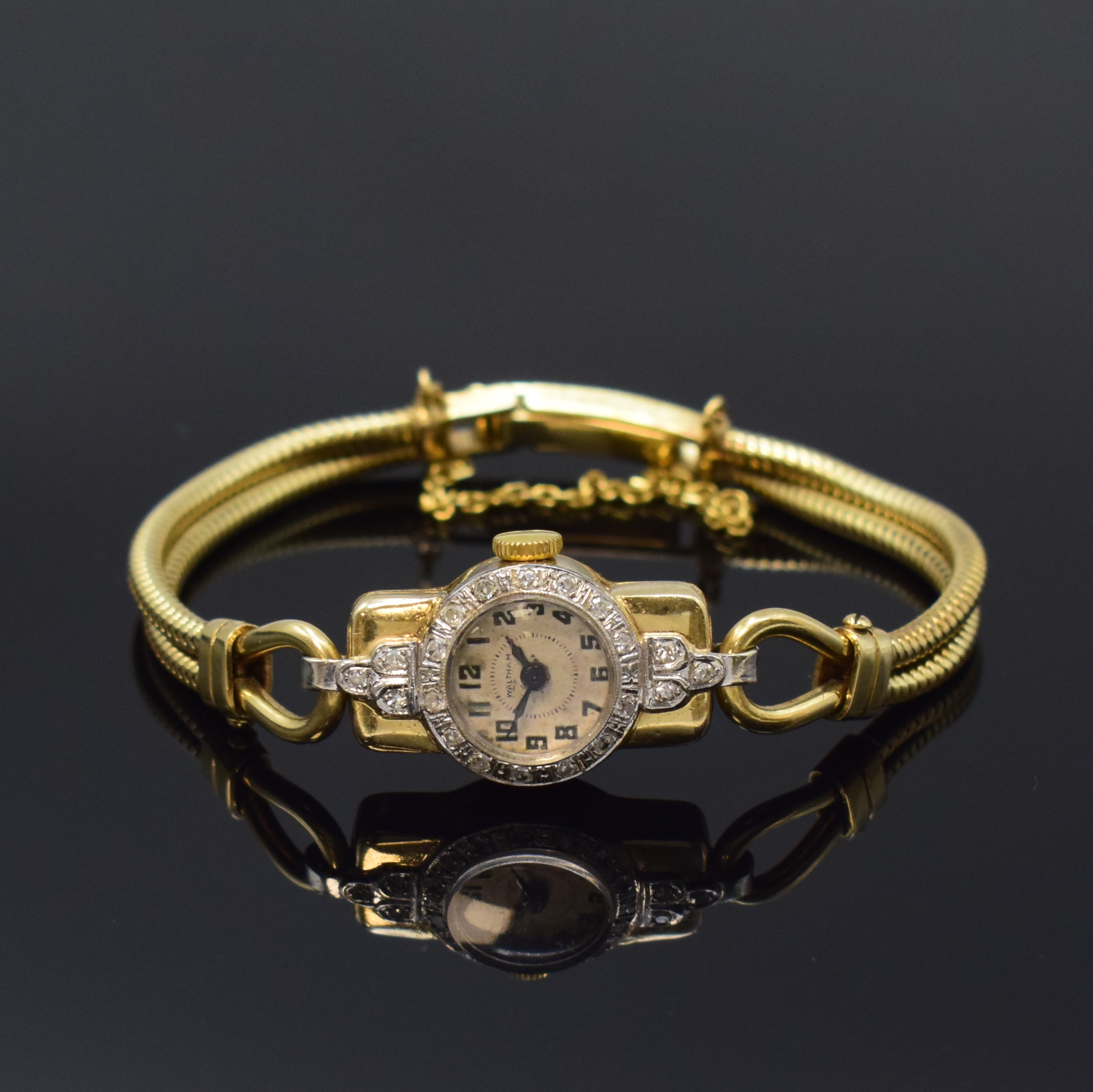 Damenarmbanduhr in GG 585/000 bezeichnet Waltham, Schweiz / USA um 1960, Handaufzug, 2-teil. Gehäuse inkl. 2-reihigem Band m. Sicherheitskettchen, ...