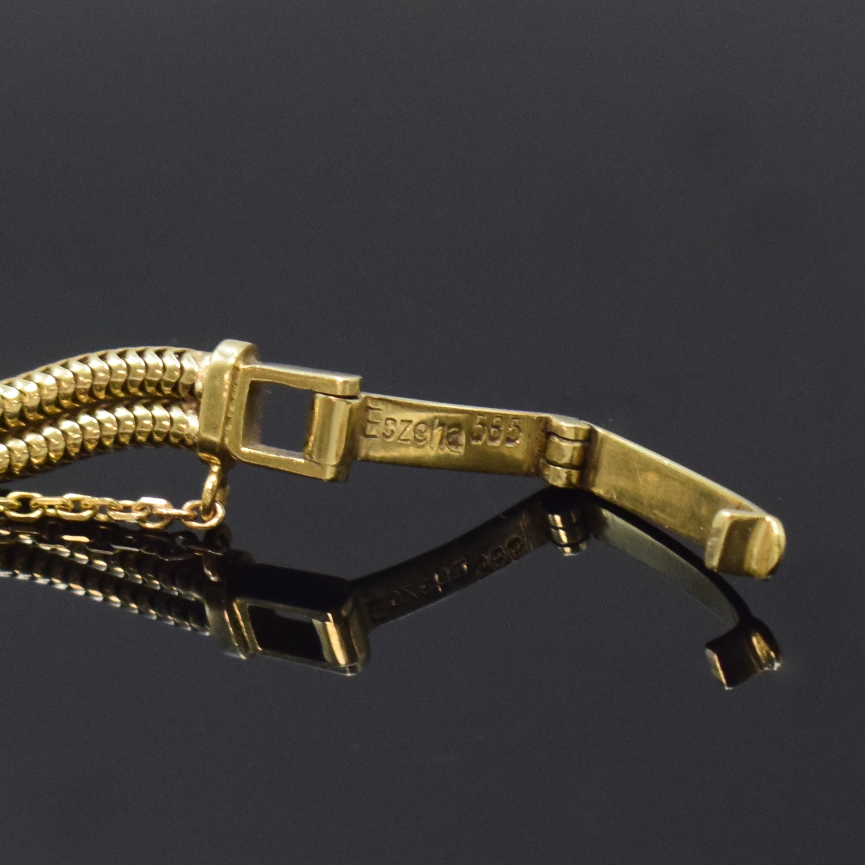 Detail b: Damenarmbanduhr in GG 585/000 bezeichnet Waltham, Schweiz / USA um 1960, Handaufzug, 2-teil. Gehäuse inkl. 2-reihigem Band m. Sicherheitskettchen, ...