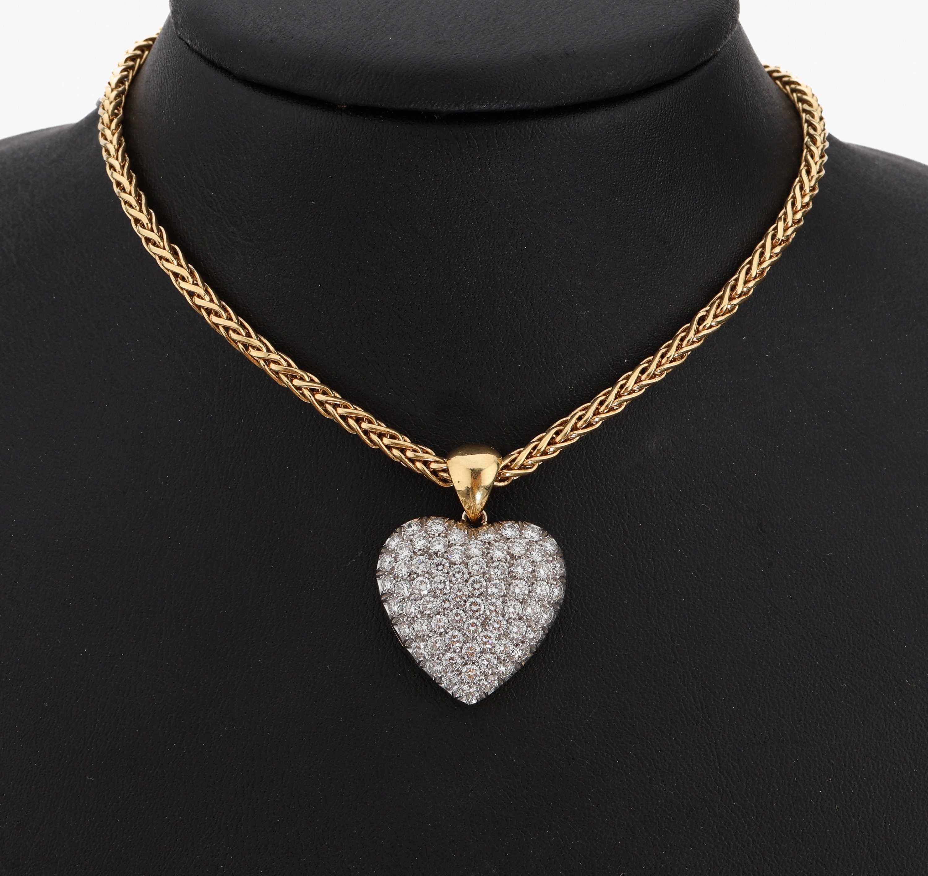 18 kt Gold Brillant-Herzanhänger, GG/WG 750/000, bes. mit 68 Brillanten zus. ca. 2.04 ct feines Weiss/vs, rs. mit floraler Verzierung, an ...