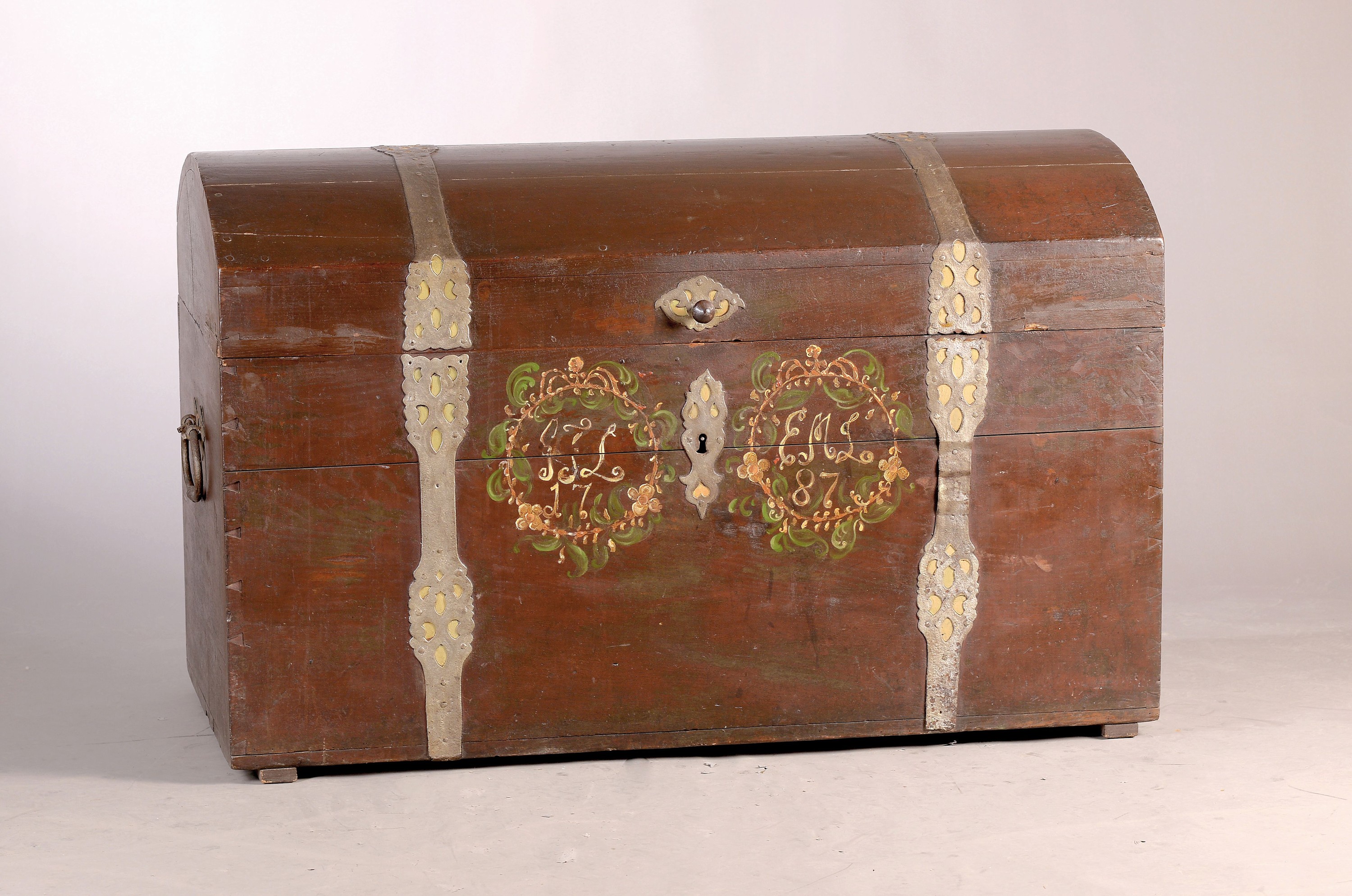 Runddeckeltruhe, deutsch, dat. 1787, Eiche massiv, geschmiedete Eisenbeschläge, seitlich jeweils ein Griff, Patina, orig. Schloss und ein ...