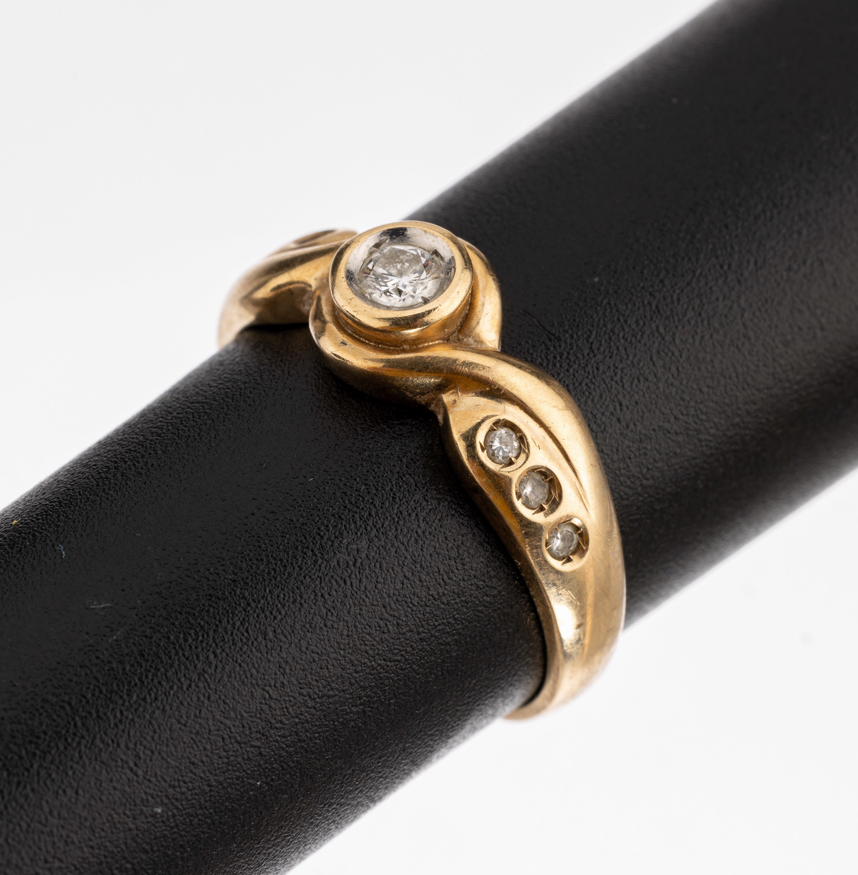 14 kt Gold Diamant Ring, GG 585/000, ein Brillant ca. 0.07 ct Weiss/si, seitl. 6 Brillanten zus. ca. 0.03 ct Weiss/p 1,RW 60, ca. 4.3 g