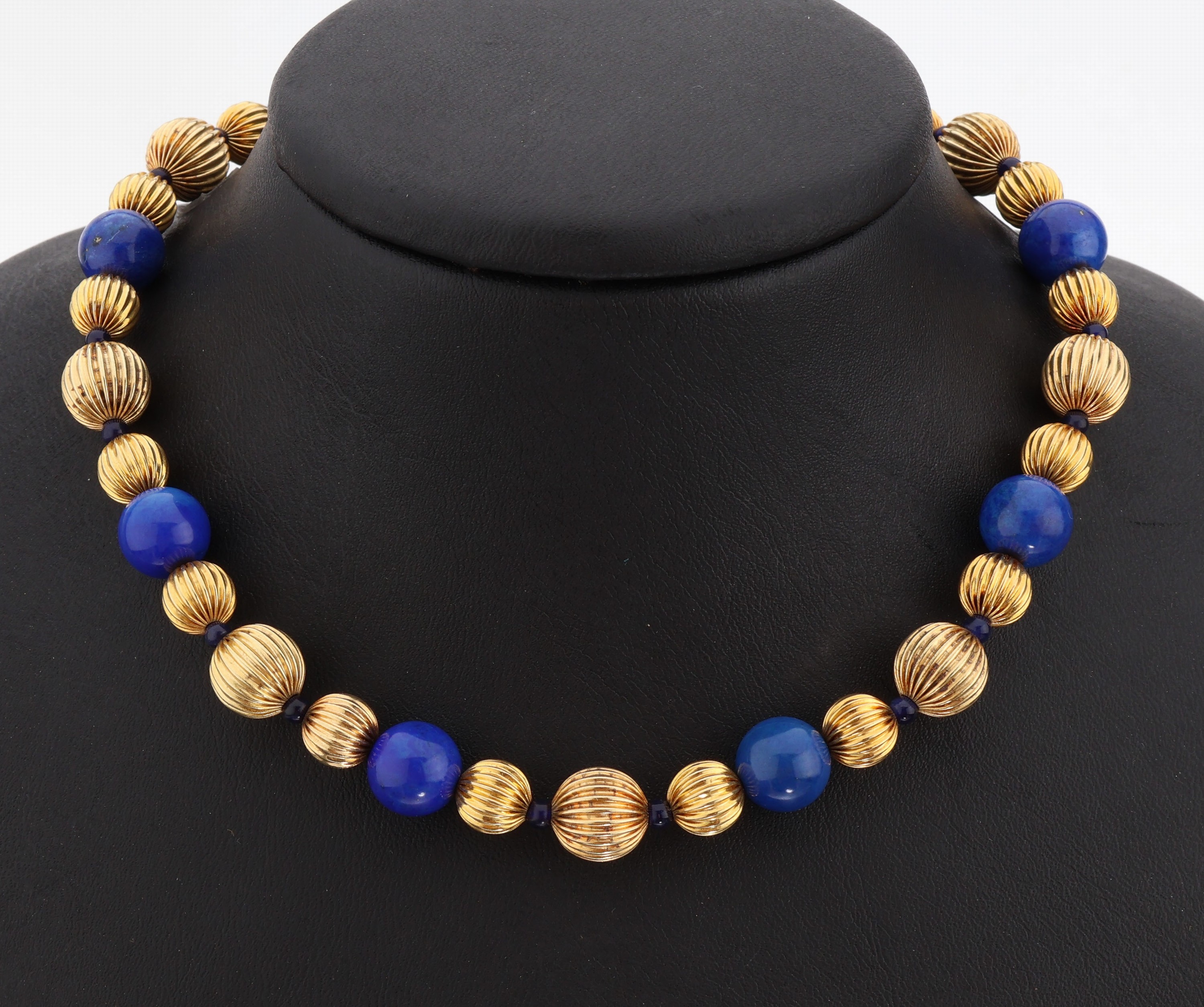 14 kt Gold Lapislazuli Kette, GG 585/000, geriefte GG Kugeln und Lapislazulikugeln im Wechsel, D. ca. 4.1 - 9.5 mm, L. ca. 42.5 cm, Steckschlo?