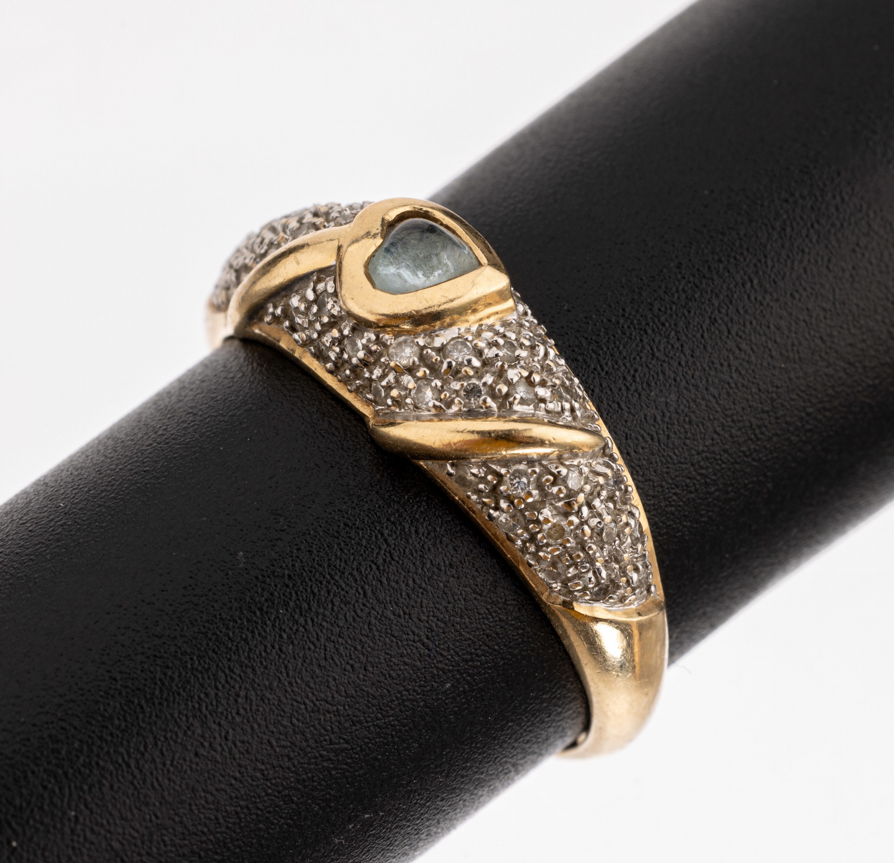 14 kt Gold Mondstein Diamant Ring, GG 585/ 000, mittig mit einem Mondsteincabochon Herz, seitl. flankiert mit kl. Diamantbesatz, RW 62,ca. 3.7 g