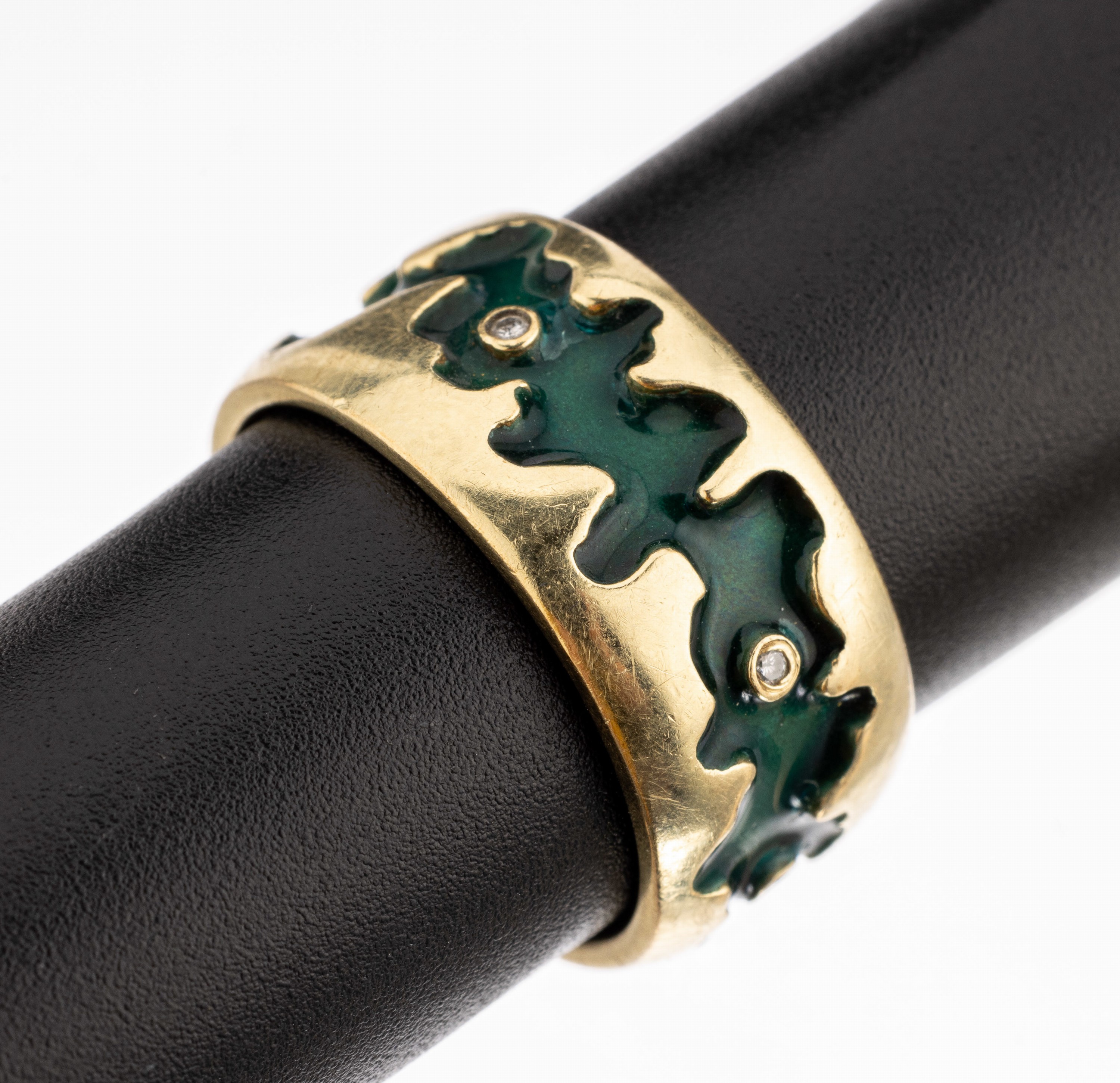 14 kt Gold Diamant Email Ring, GG 585/000, z.T. grün emaill., mit kl. Diamantbesatz, (1 Diamant fehlt), RW 60, ca. 11.7 g