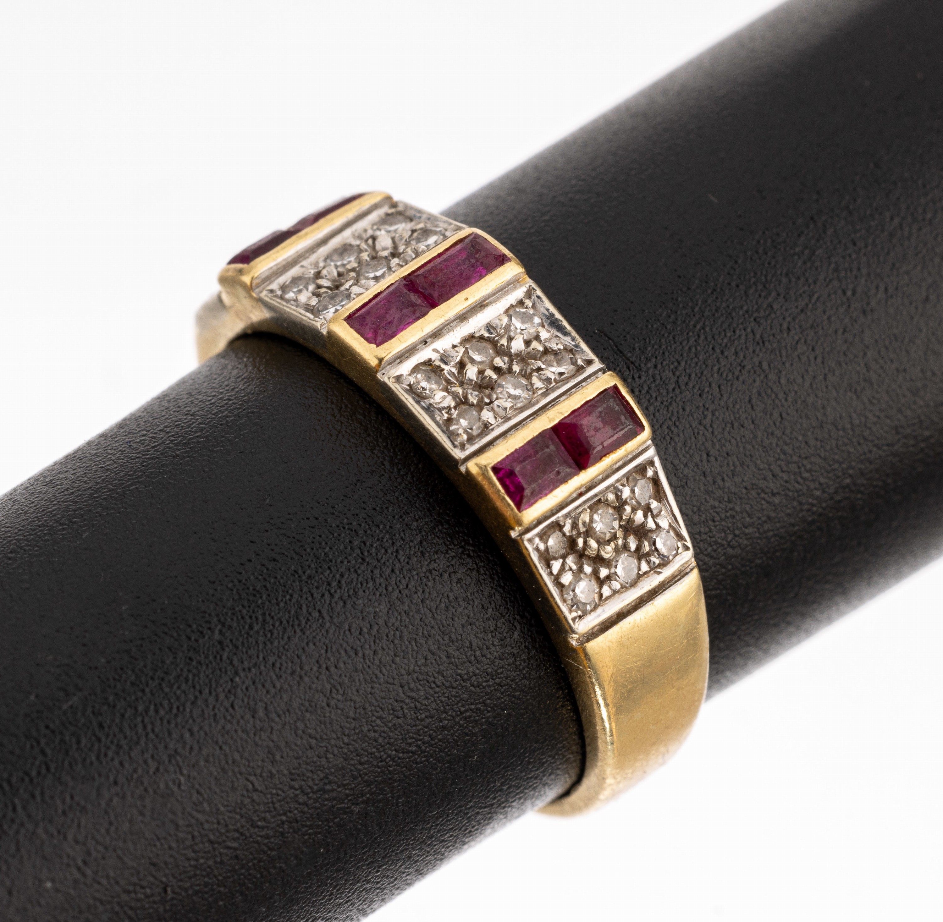 18 kt Gold Rubin-Diamant-Ring, GG/WG 750/ 000, in WG gefasste 24 8/8-Diamanten zus. ca. 0.18 ct Weiss/p1, im Wechsel mit 6 Rubin- baguettes zus. ca. ...