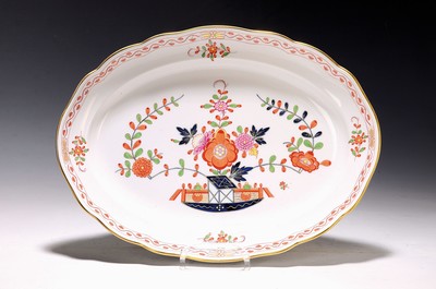 Image Ovale Platte, Meissen, 20. Jh., indische Malerei mit Tischchendekor, Goldstaffage, 26 x ...