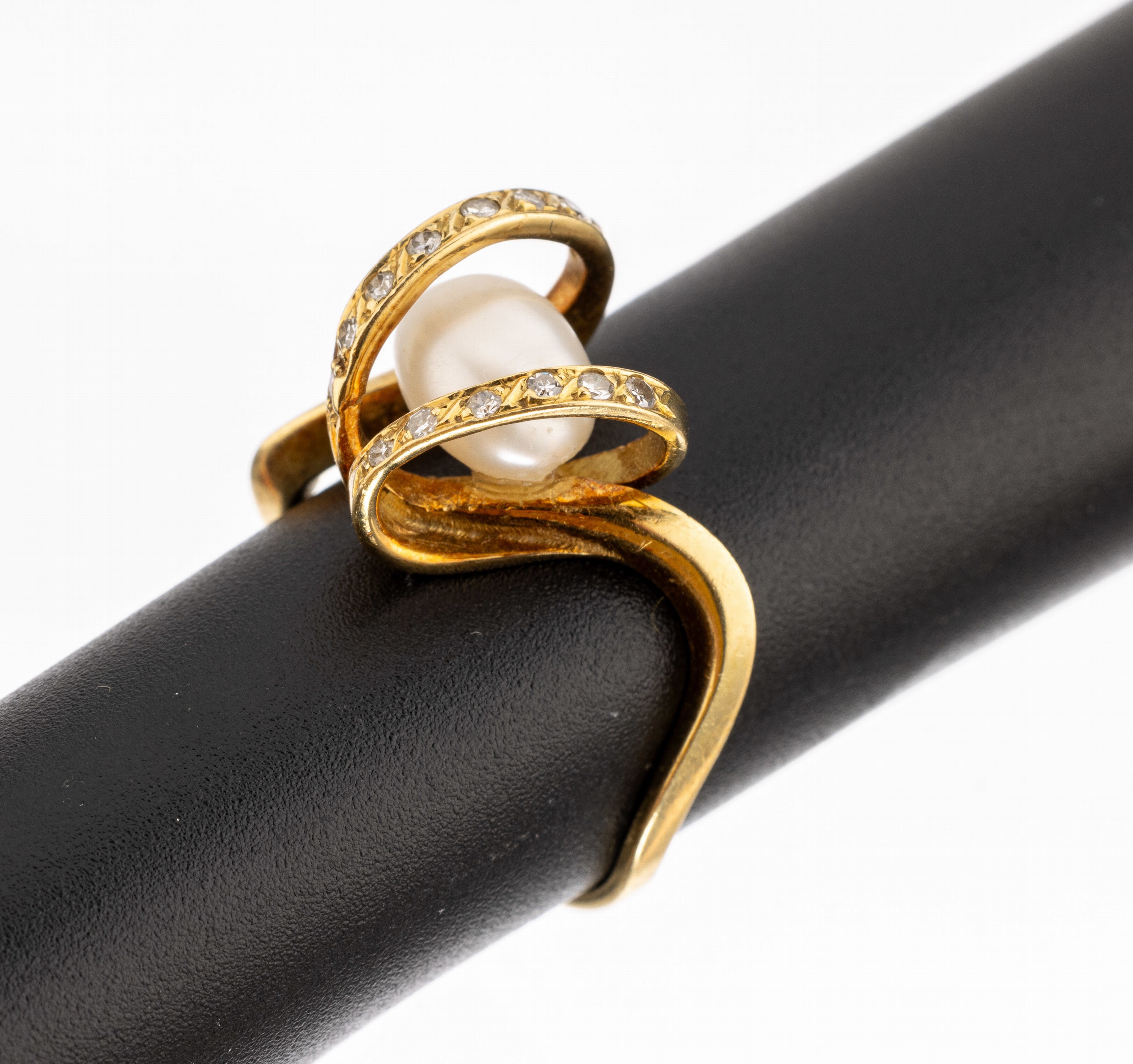 18 kt Gold Zuchtperl Diamant Ring, GG 750/ 000, weisse barocke Zuchtperle, 14 8/8- Diamanten zus. ca. 0.14 ct Weiss/si, RW 53, ca. 4.5 g