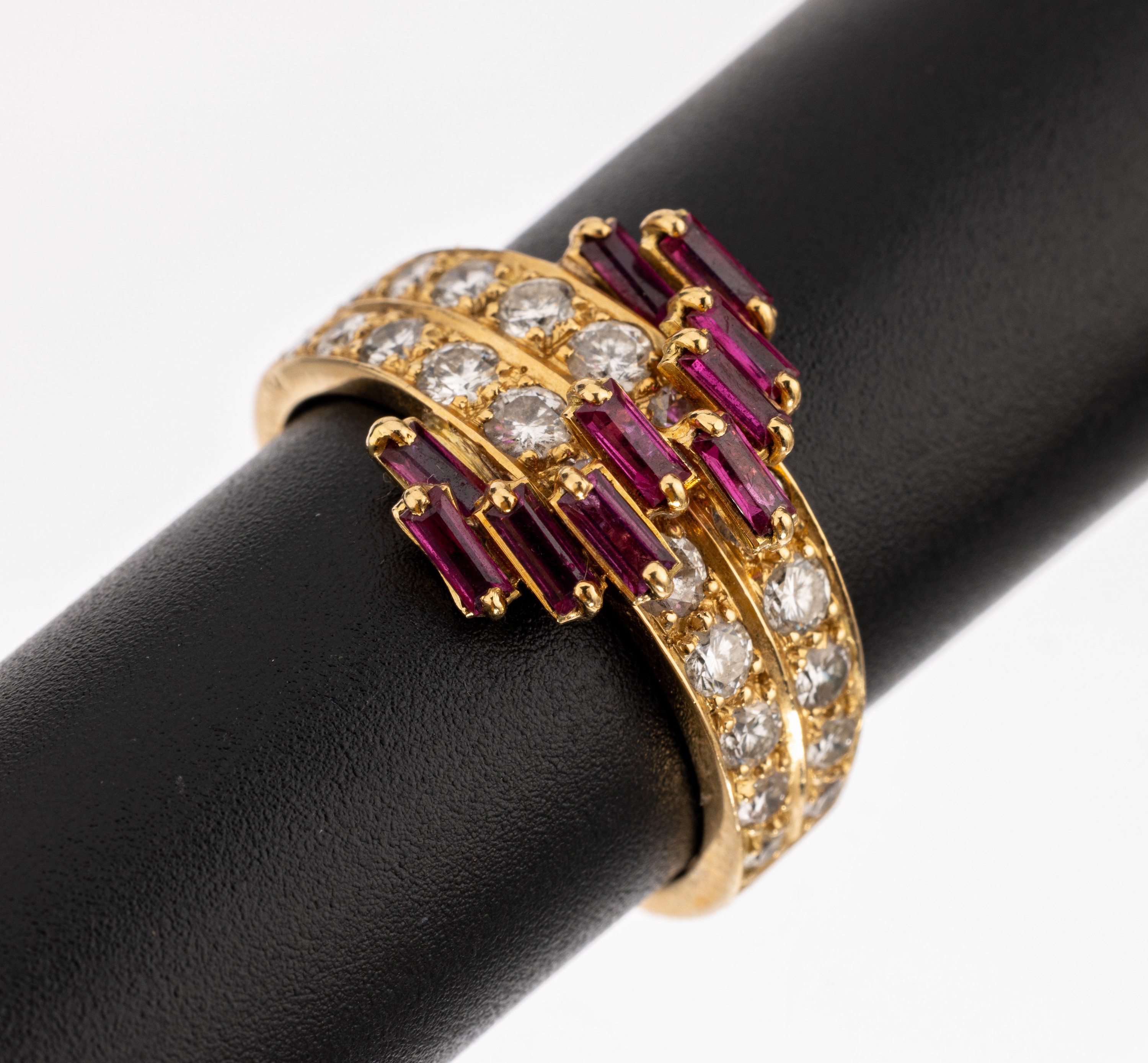 18 kt Gold Rubin Brillant Ring, GG 750/000 (gepr.), 10 Rubinbaguettes zus. ca. 1.0 ct, 22 Brillanten zus. ca. 0.76 ct Weiss/si, RW 61, ca. 7.9 g