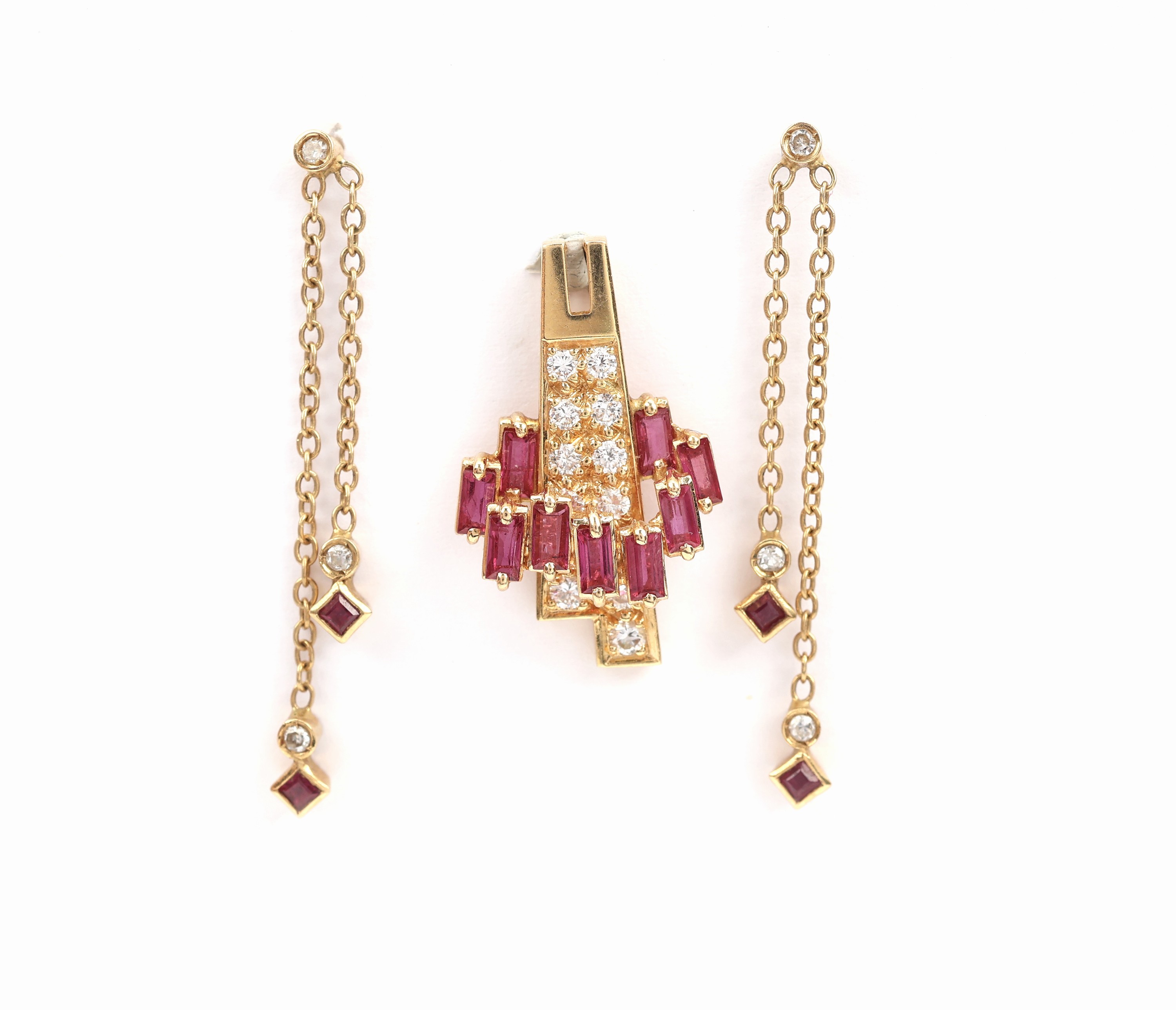18 kt Gold Brillant Rubin Konvolut, GG 750/000 (gepr.), best. aus: Anhänger, 9 Rubin- baguettes zus. ca. 1.0 ct, 13 Brillanten zus. ca. 0.26 ct ...