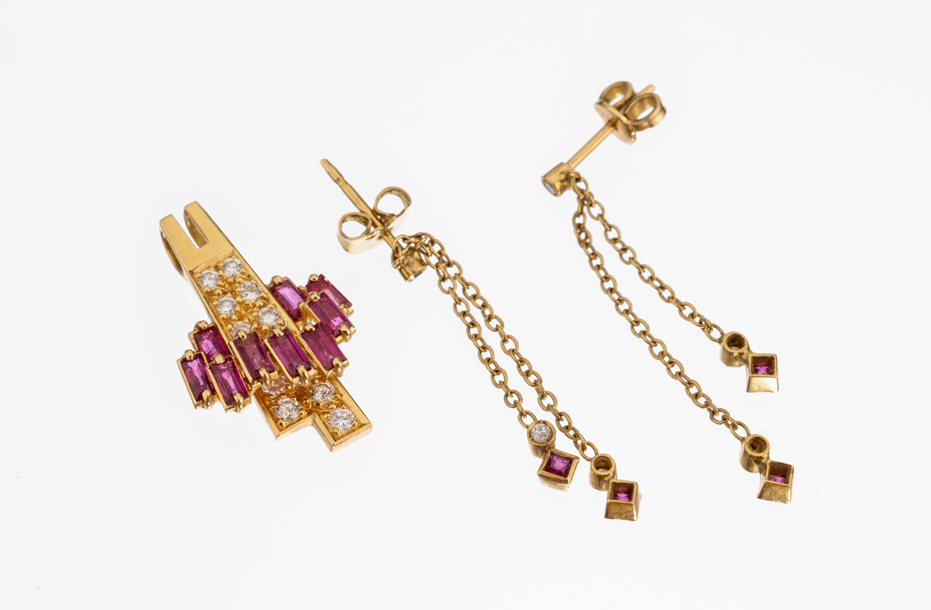 Detail b: 18 kt Gold Brillant Rubin Konvolut, GG 750/000 (gepr.), best. aus: Anhänger, 9 Rubin- baguettes zus. ca. 1.0 ct, 13 Brillanten zus. ca. 0.26 ct ...