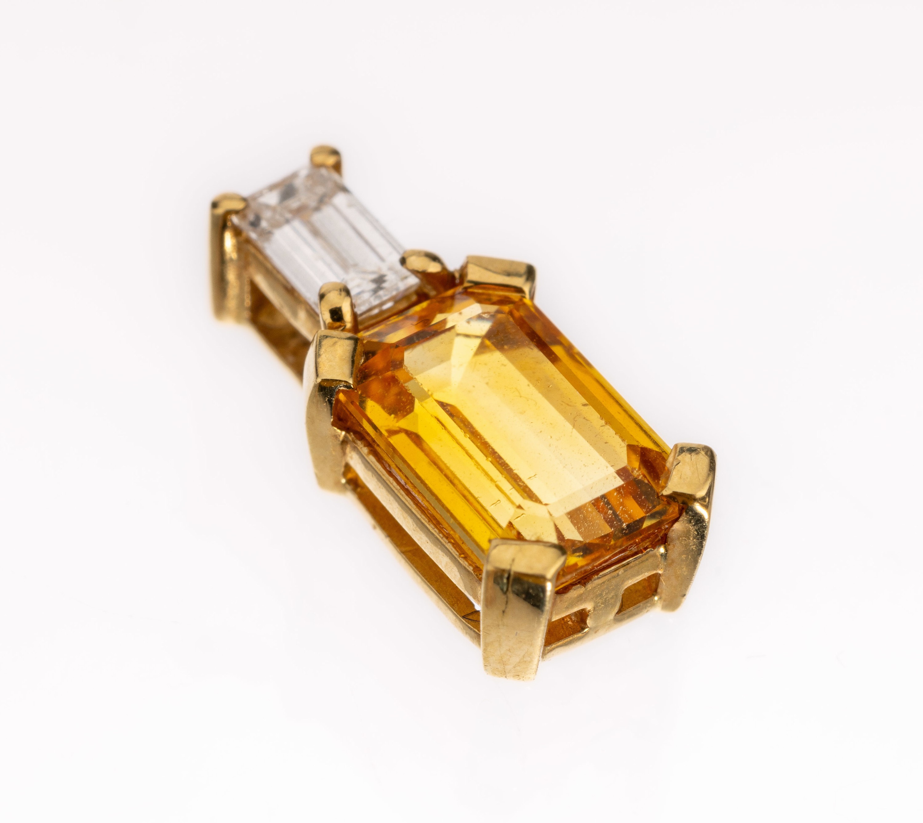 18 kt Gold Saphir Diamant Anhänger, GG 750/000, Saphirbaguette ca. 1.30 ct Diamantbaguette ca. 0.25 ct feines Weiss/vs, L. ca. 1.3 cm, ca. 1.7 g