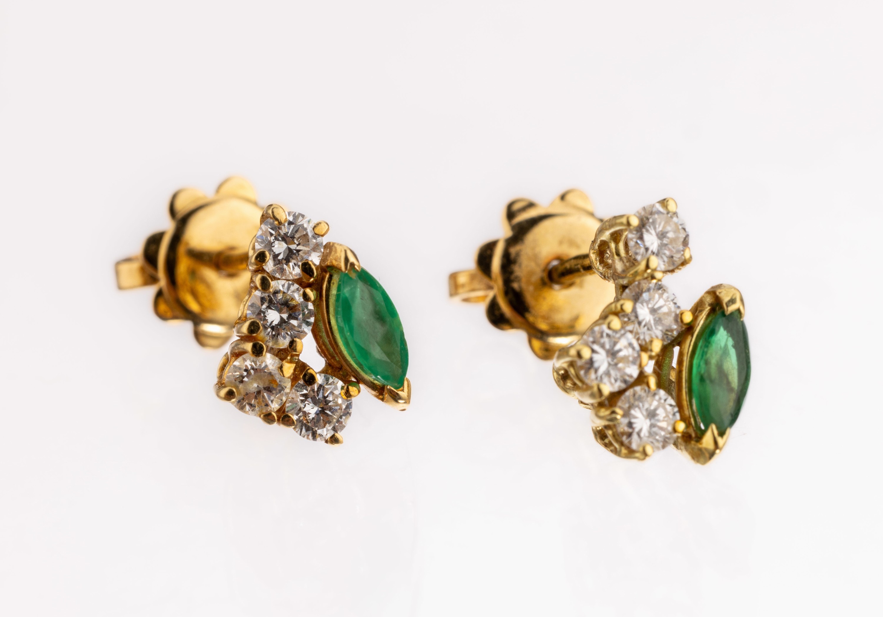 Paar 18 kt Gold Smaragd Brillant Ohrstecker, GG 750/000, 2 Smaragdnavette zus. ca. 0.10 ct, 8 Brillanten zus. ca. 0.35 ct Weiss/si, ca.2.6 g
