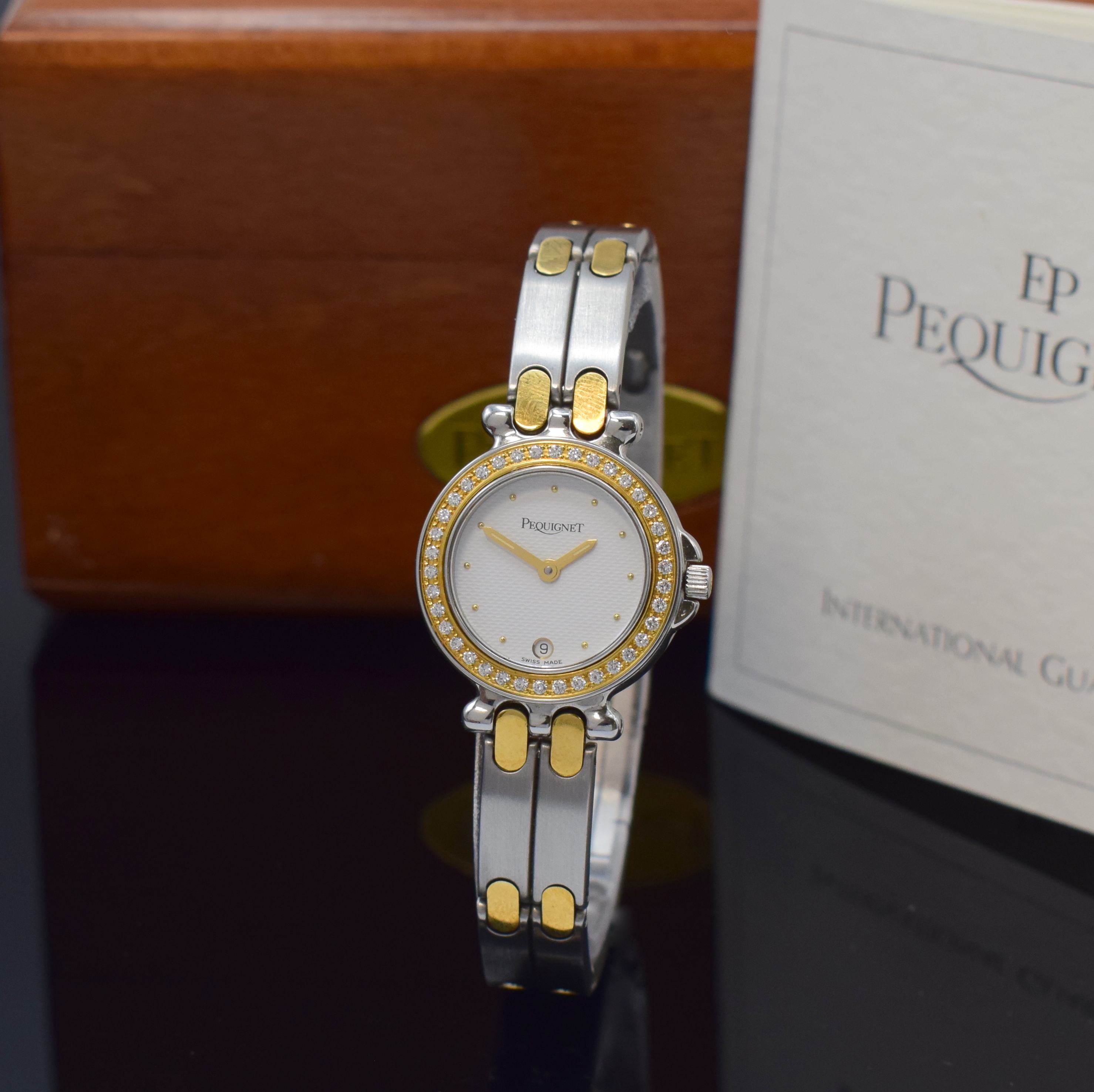 PEQUINET Damenarmbanduhr in Stahl/Gold mit Diamanten, Schweiz verk. lt. beil. Garantie 03/1999, quarz, orig. Stahlband m. dopp. Faltschl., Boden ...