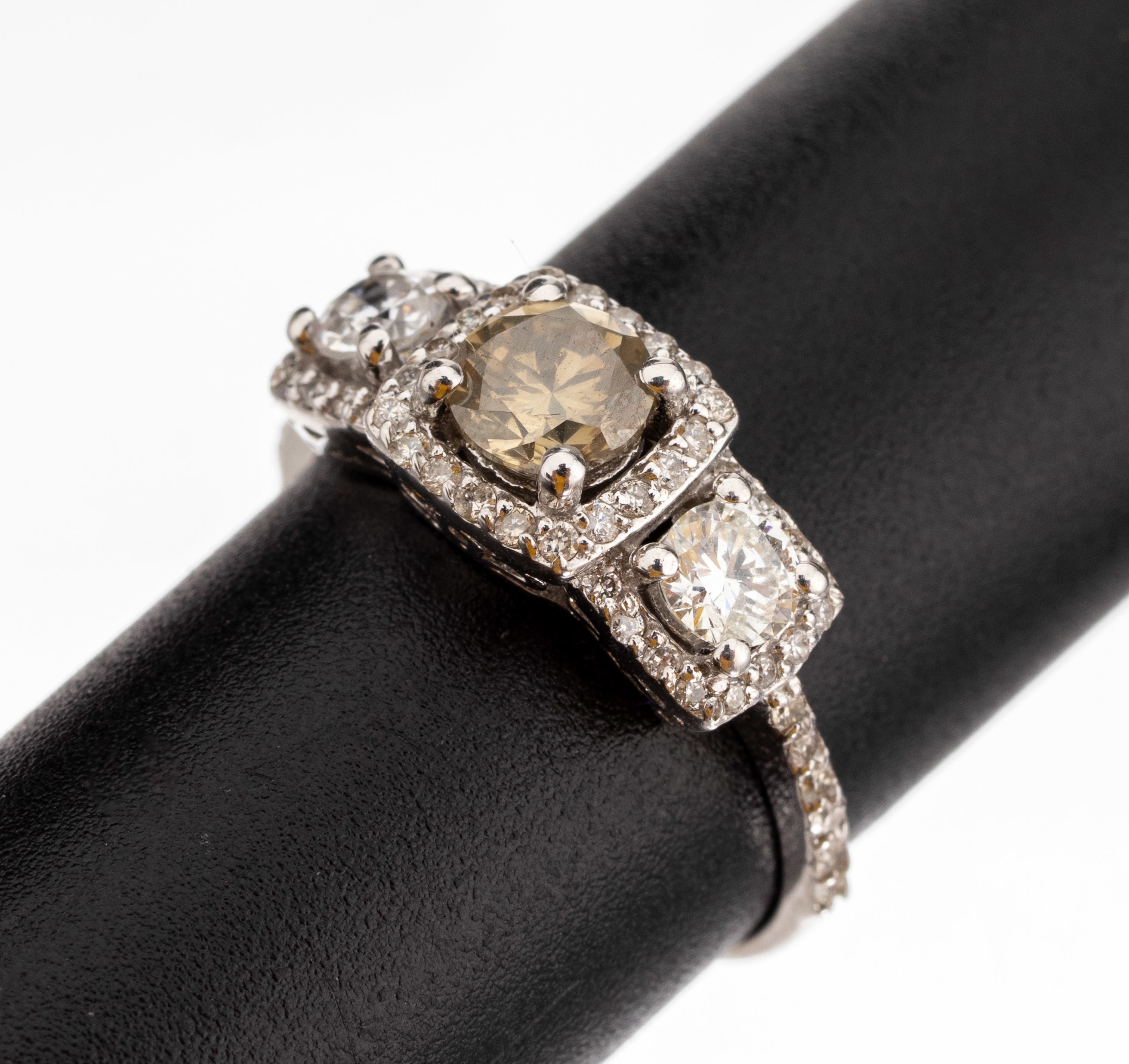 14 kt Gold Brillant-Ring, WG 585/000, mittig ein Brillant ca. 0.54 ct natural fancy grayish Yellow/vs2, 2 weitere Brillanten zus. ca. 0.40 ct feines ...