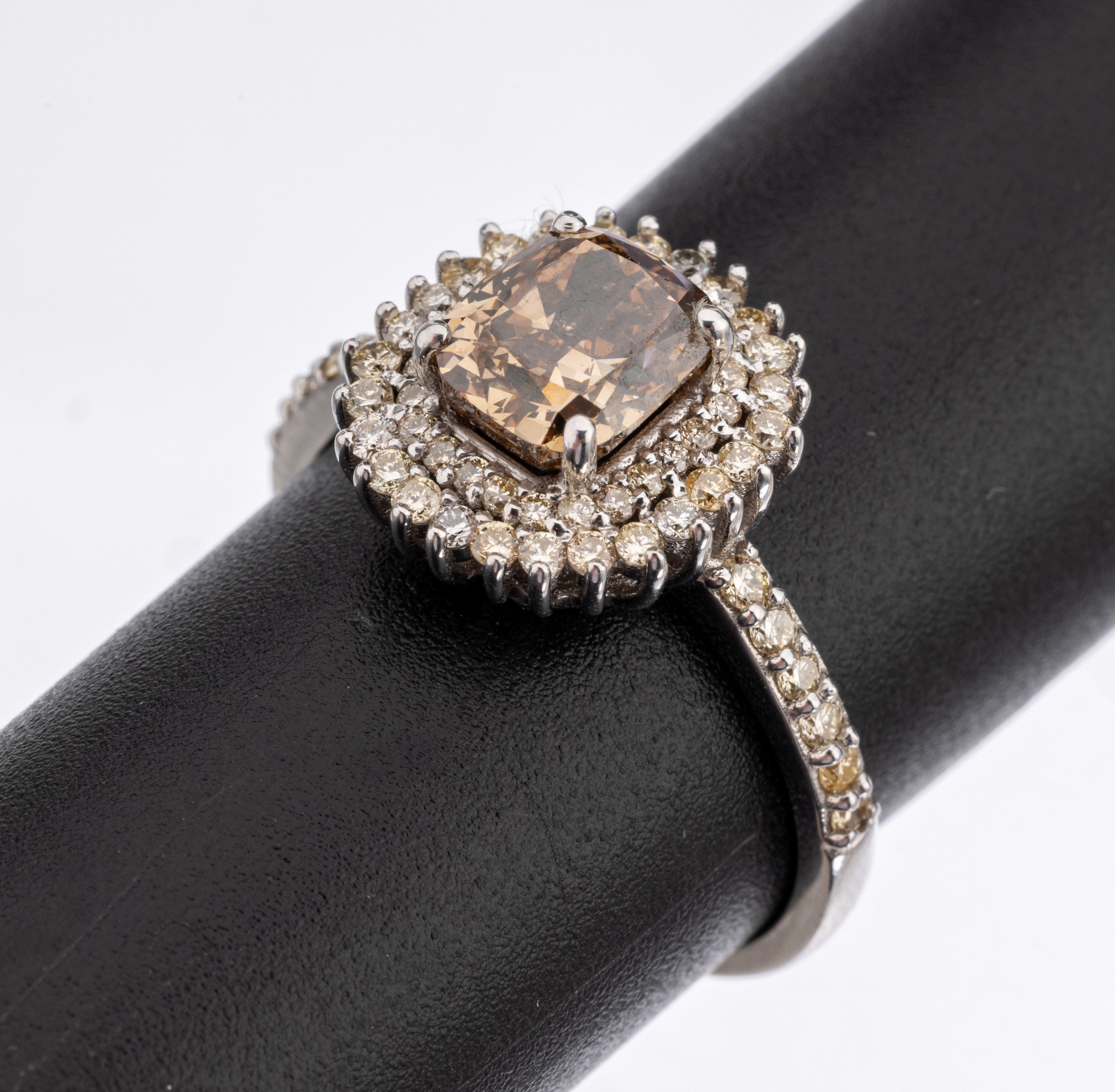 14 kt Gold Diamant-Ring, WG 585/000, mittigDiamant im Cushion-Cut ca. 1.68 ct natural fancy yellowish Brown, umgeben von 62 Brillanten zus. ca. 0.90 ...