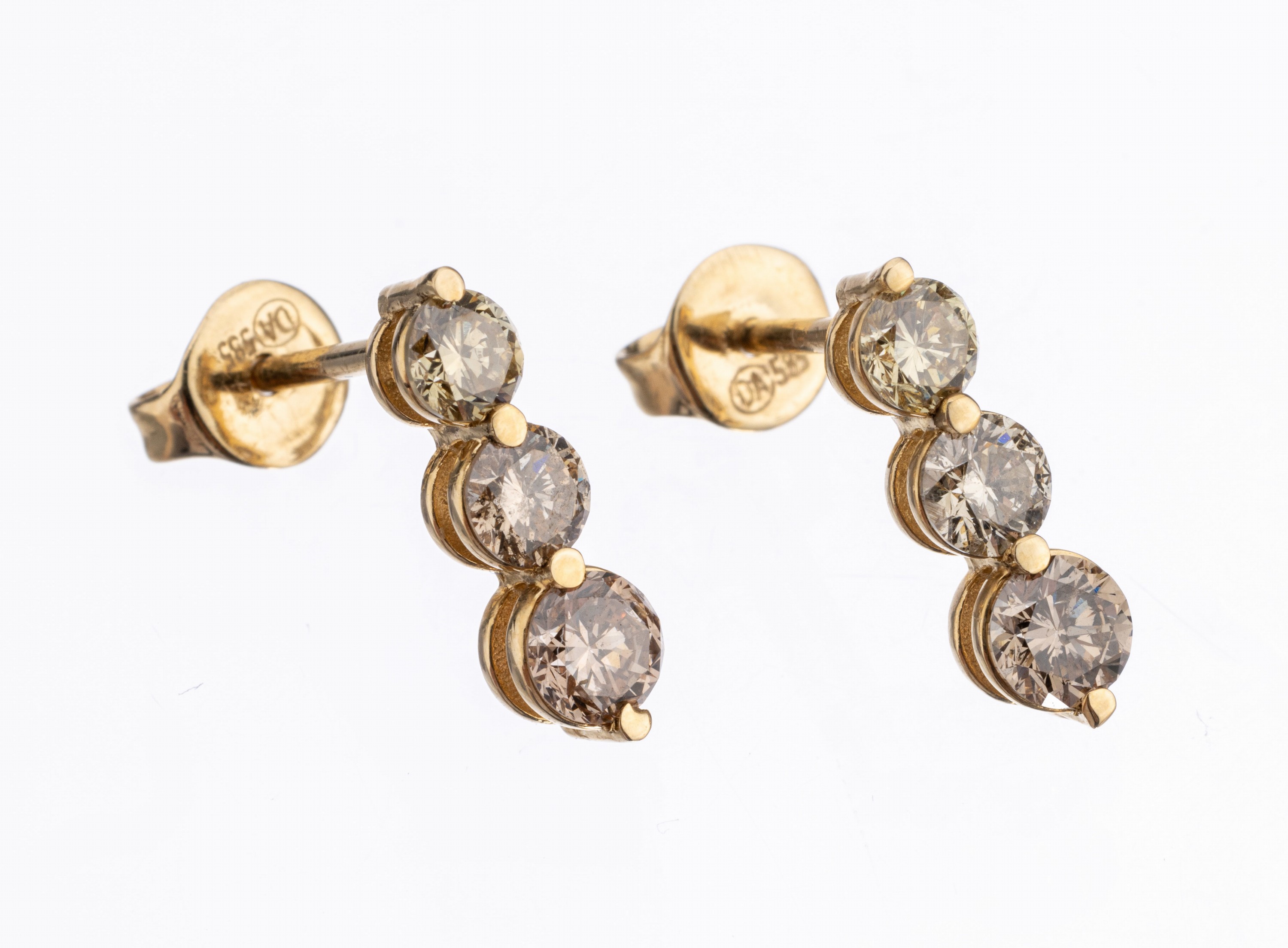 Paar 14 kt Gold Brillant-Ohrstecker, GG 585/000, jeweils 6 Brillanten zus. ca. 1.52 ctversch. farbig/p, L. ca. 1 cm, ca. 1.9 g, mit AIG-Expertise