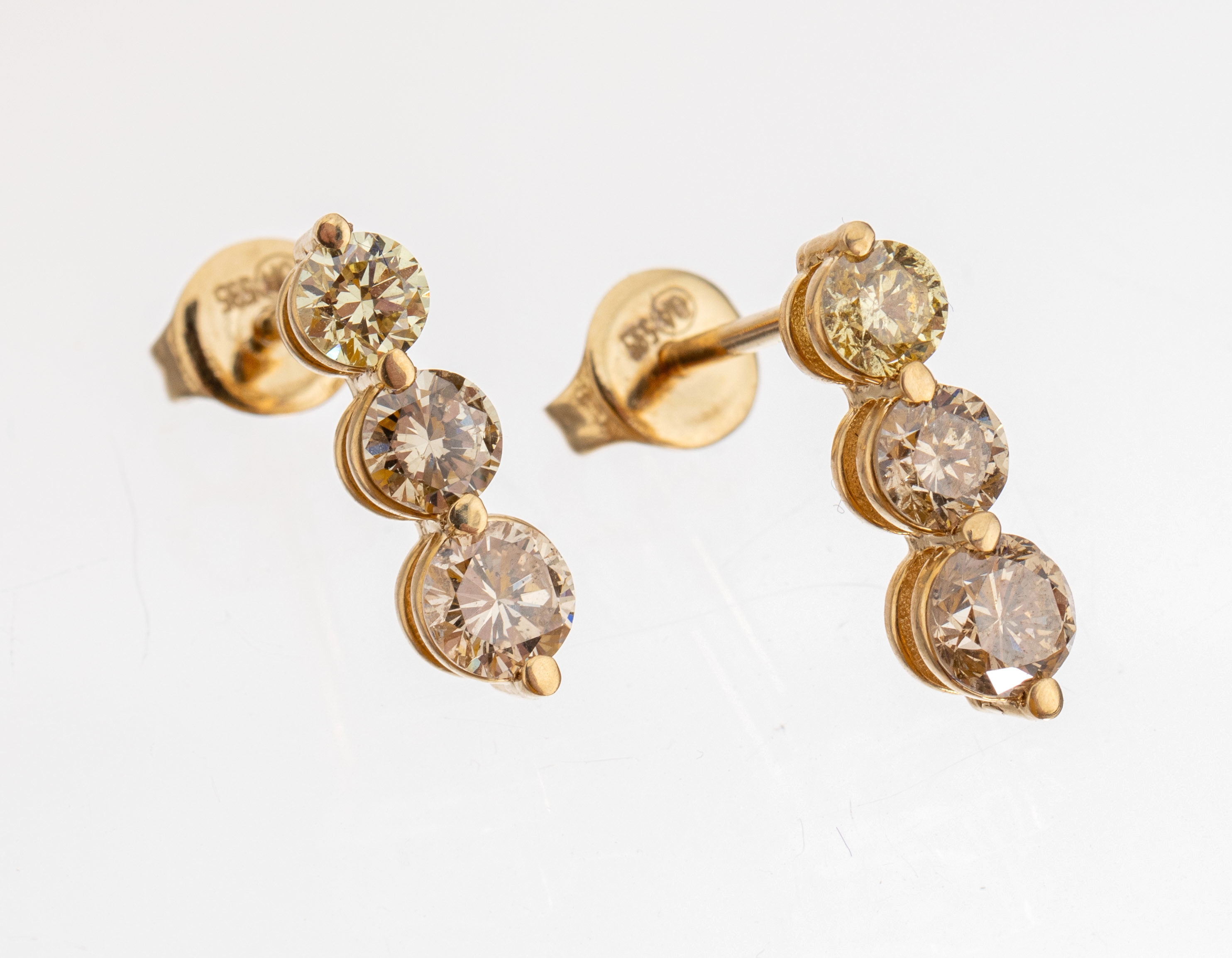 Paar 14 kt Gold Brillant-Ohrstecker, GG 585/000, jeweils 3 Brillanten zus. ca. 1.50 ctversch. farbig/si-p1, L. ca. 1 cm, ca. 1.9 g, mit AIG-Expertise