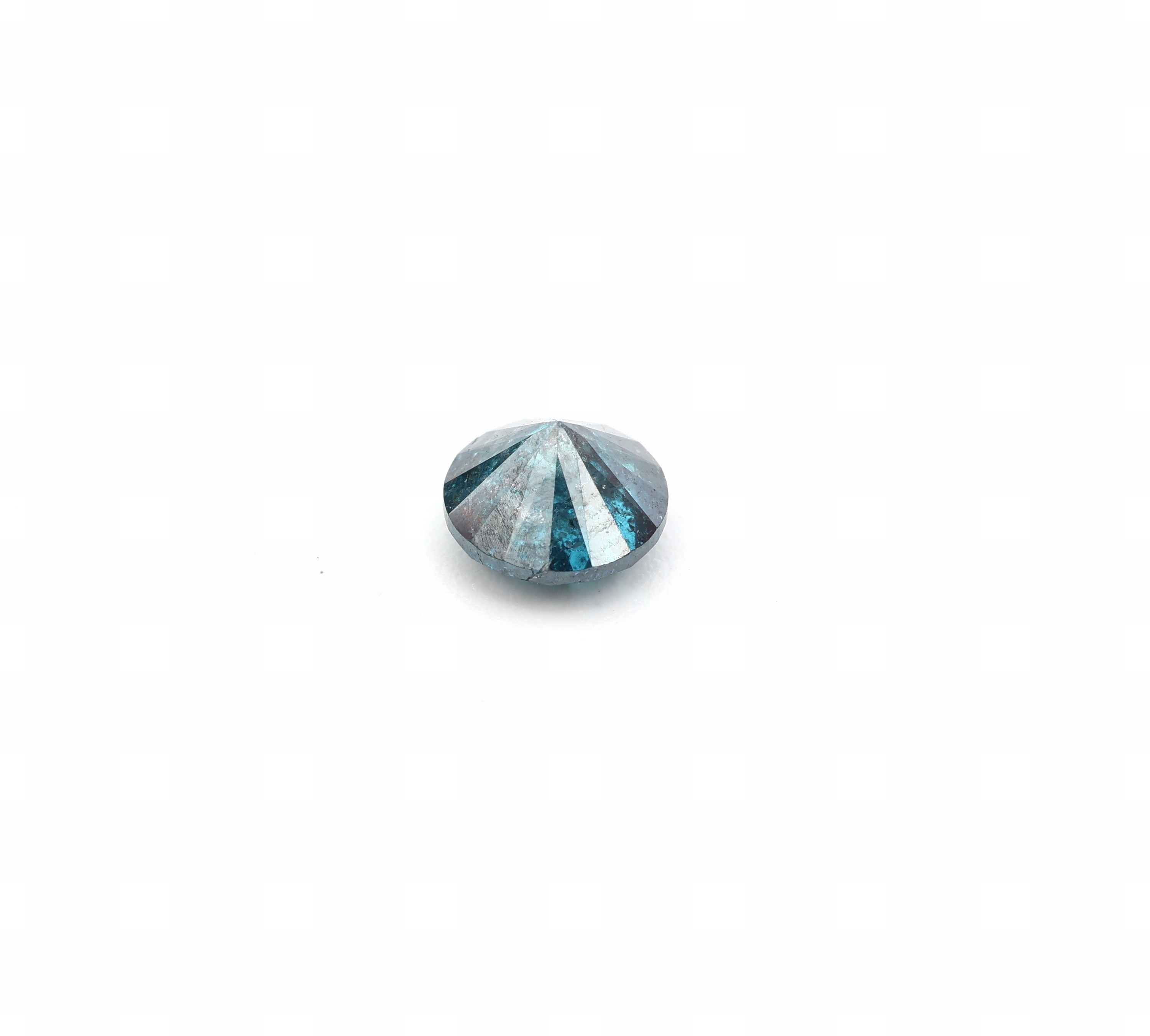 Detail a: Loser Diamant ca. 0.71 ct, fancy intense Blue/p2 (beh.), ca. 5.32 x 5.35 x 3.60 mm, mitGEM-Report 10/2021