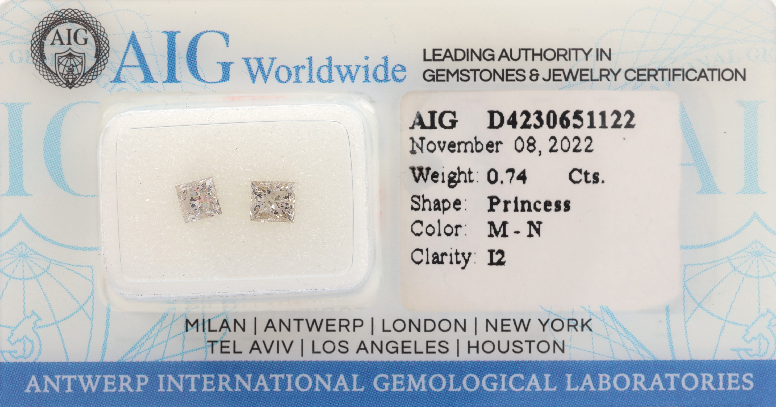 Lot 2 lose Diamanten zus. ca. 0.74 ct, im Princess Cut Getönt(M-N)/p2, verschweisst, mit AIG-Expertise 11/2022