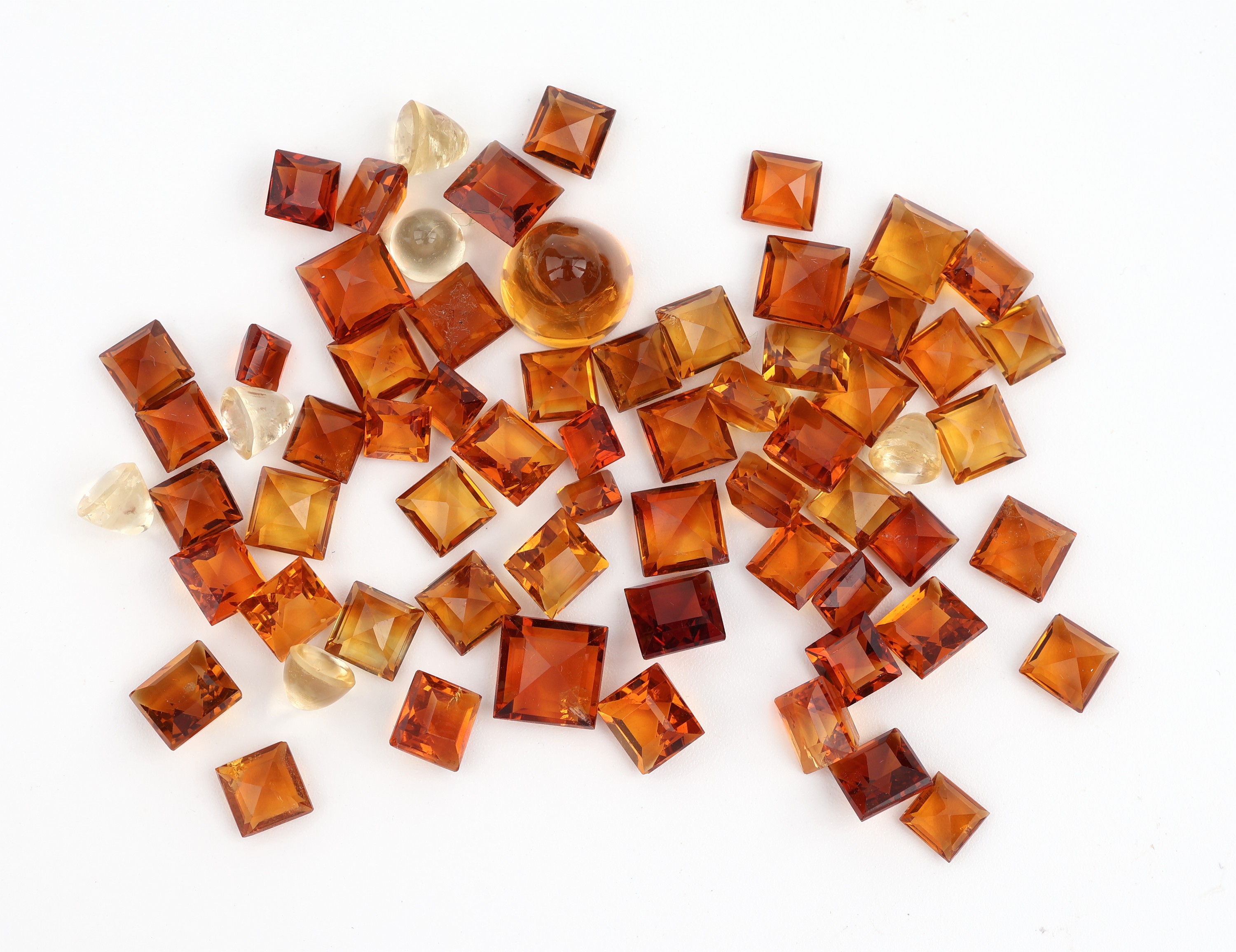 Lot lose Citrine zus. ca. 54.0 ct, Carrees in versch. Grössen und Farbnuancen