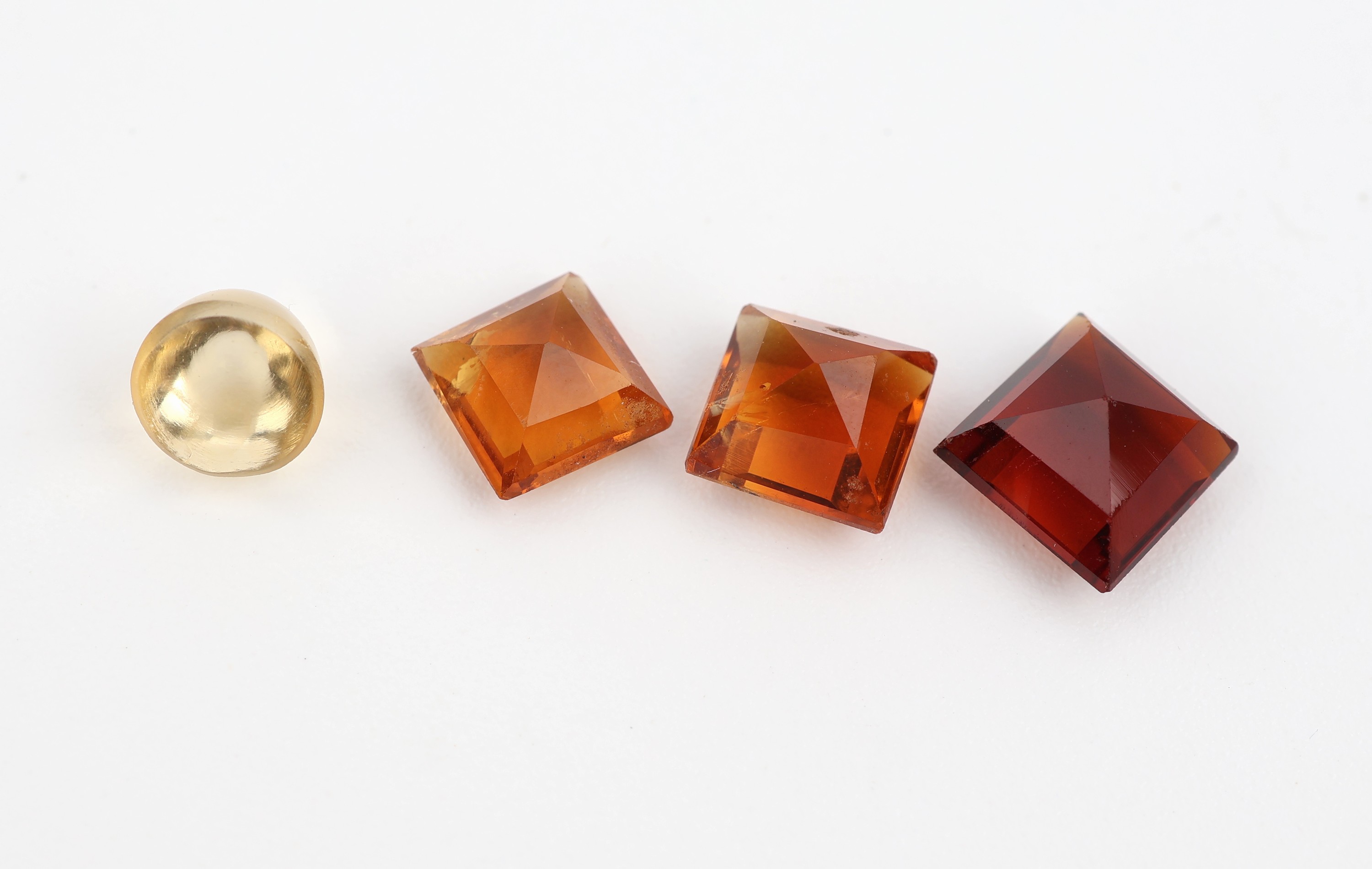 Detail b: Lot lose Citrine zus. ca. 54.0 ct, Carrees in versch. Grössen und Farbnuancen
