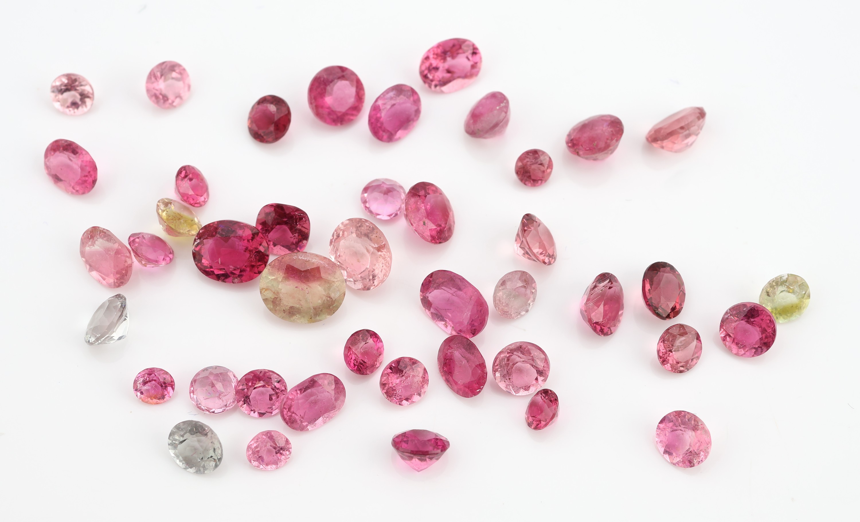 Lot lose Turmaline zus. ca. 19.6 ct, rund- und ovalfacett. in versch. Größen und Farben